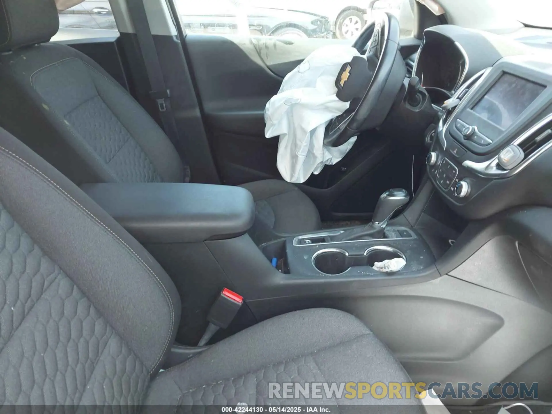 5 fotografías del automóvil dañado 2GNAXUEV5L6154296 CHEVROLET EQUINOX 2020