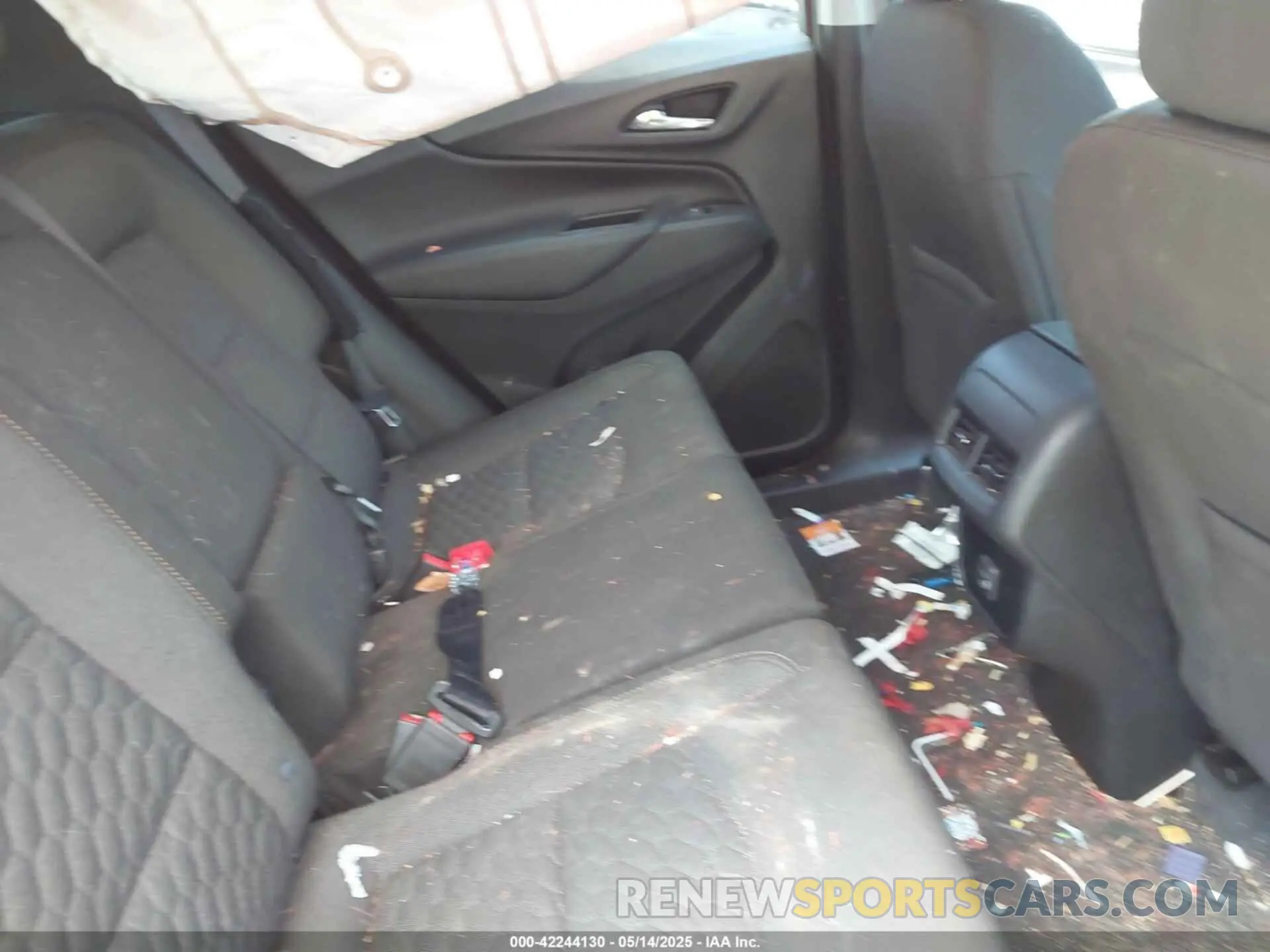 8 fotografías del automóvil dañado 2GNAXUEV5L6154296 CHEVROLET EQUINOX 2020