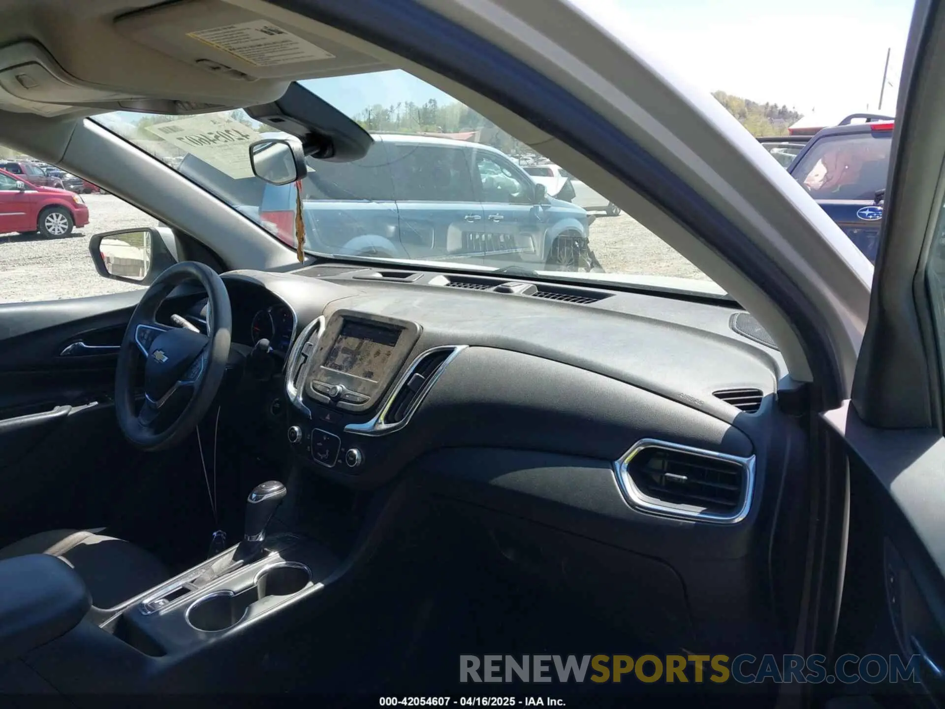 5 fotografías del automóvil dañado 2GNAXUEV5L6157523 CHEVROLET EQUINOX 2020
