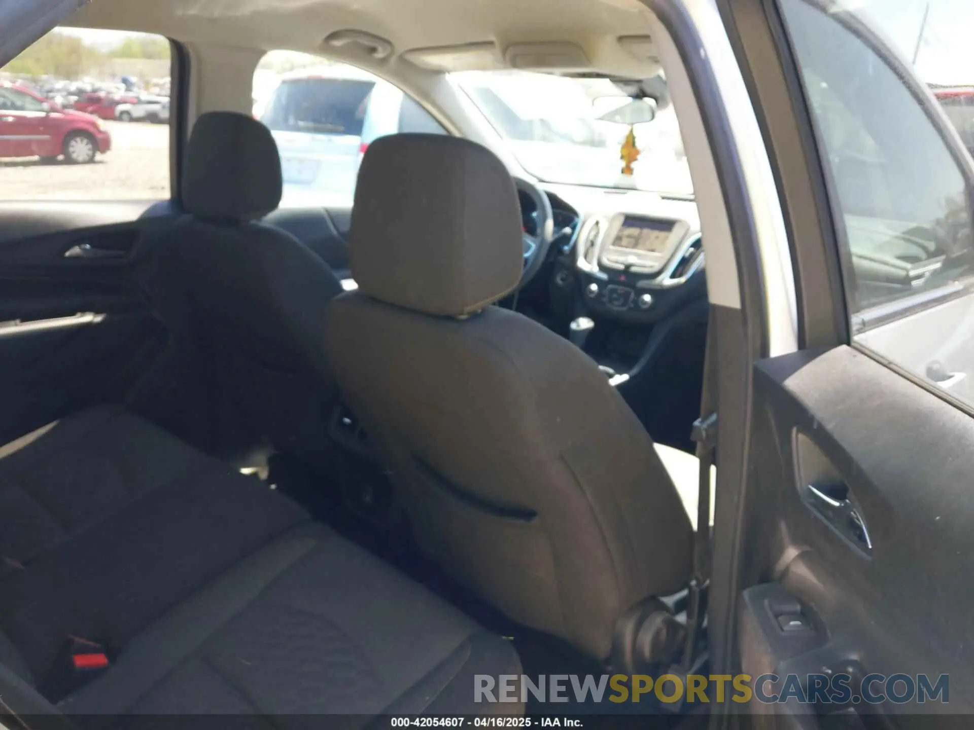 8 fotografías del automóvil dañado 2GNAXUEV5L6157523 CHEVROLET EQUINOX 2020