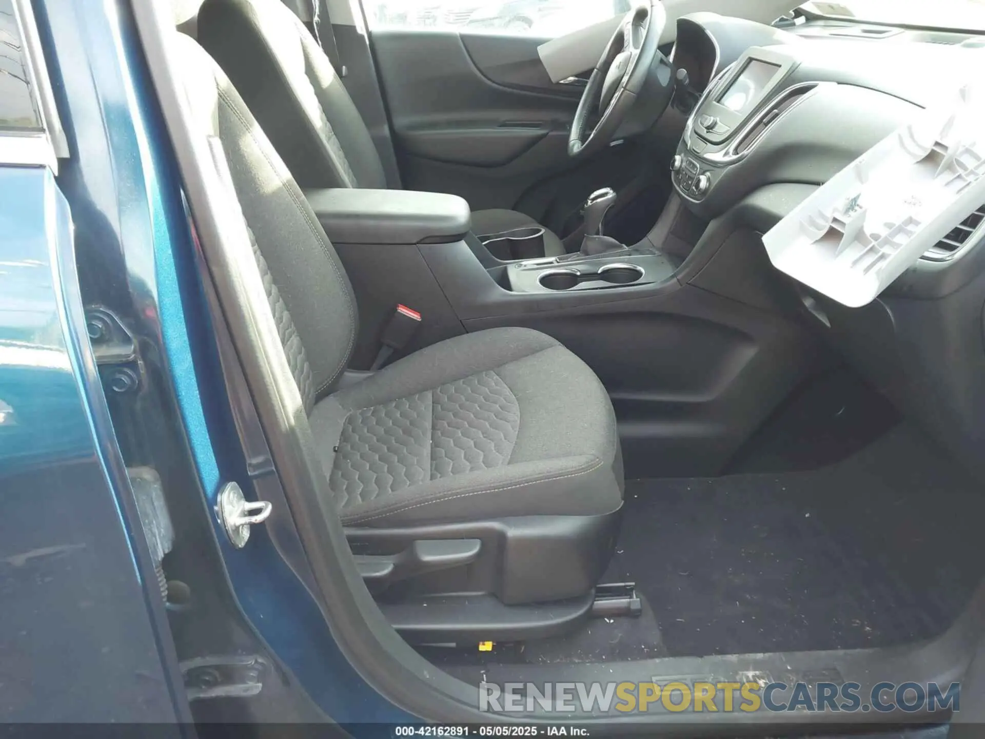 5 fotografías del automóvil dañado 2GNAXUEV5L6173091 CHEVROLET EQUINOX 2020
