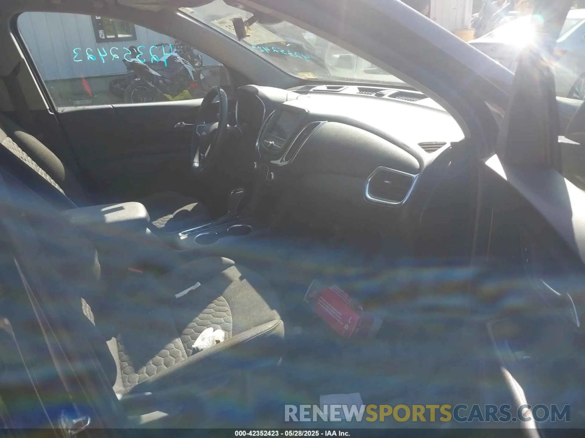 5 fotografías del automóvil dañado 2GNAXUEV6L6109805 CHEVROLET EQUINOX 2020