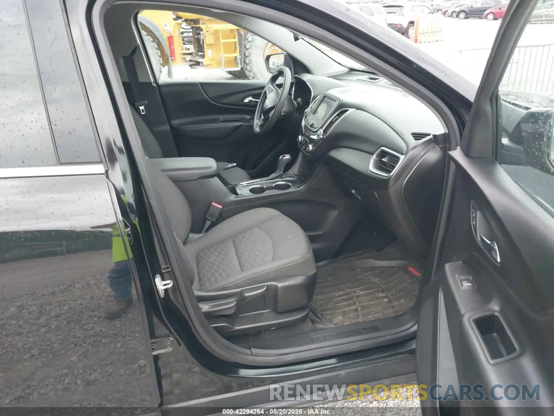 5 fotografías del automóvil dañado 2GNAXUEV6L6162813 CHEVROLET EQUINOX 2020