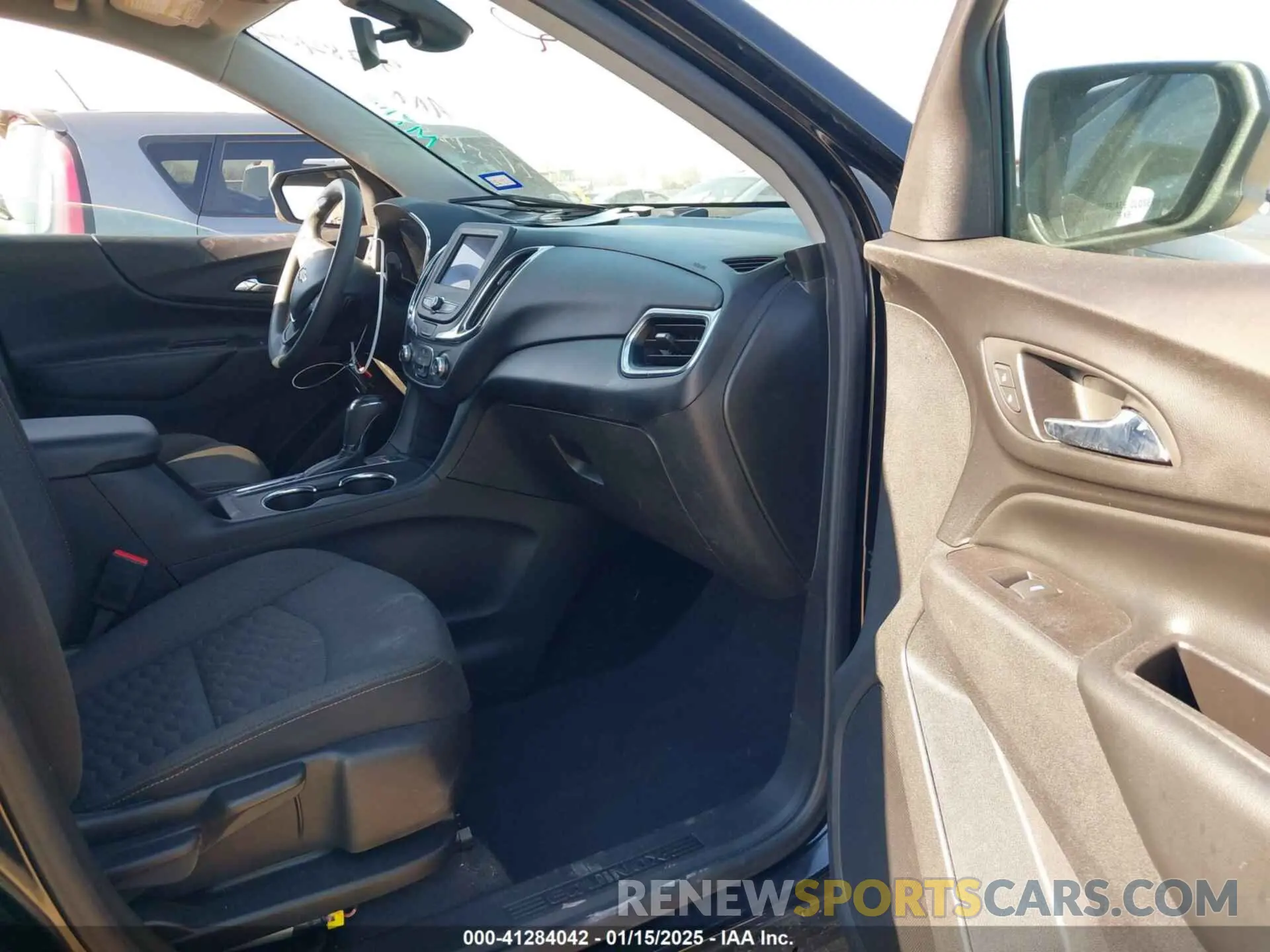 5 fotografías del automóvil dañado 2GNAXUEV6L6239633 CHEVROLET EQUINOX 2020