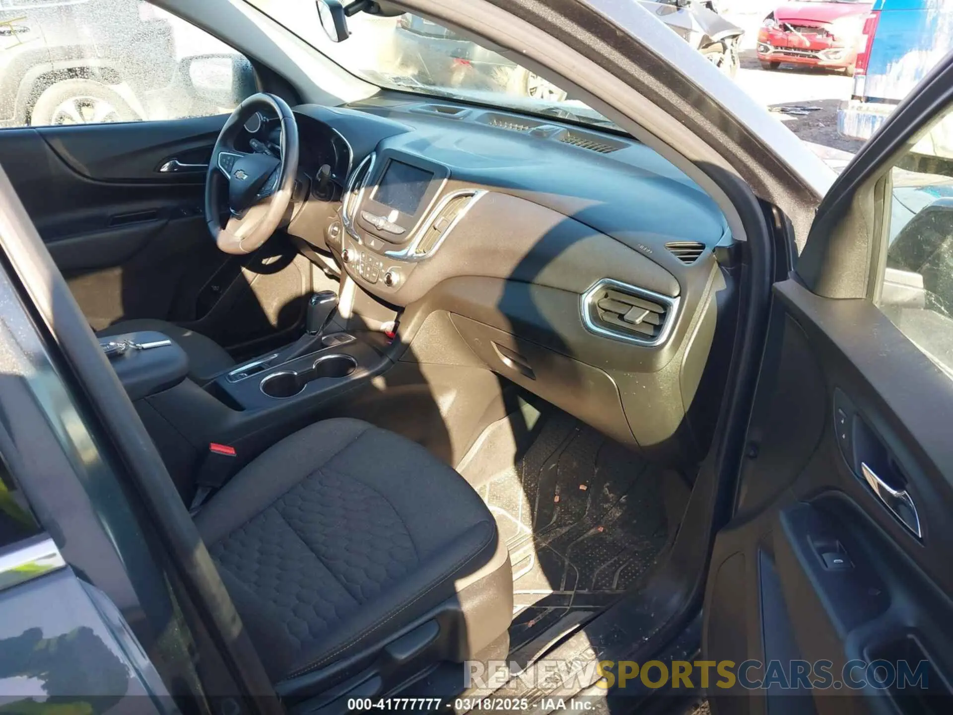 5 fotografías del automóvil dañado 2GNAXUEV6L6270199 CHEVROLET EQUINOX 2020