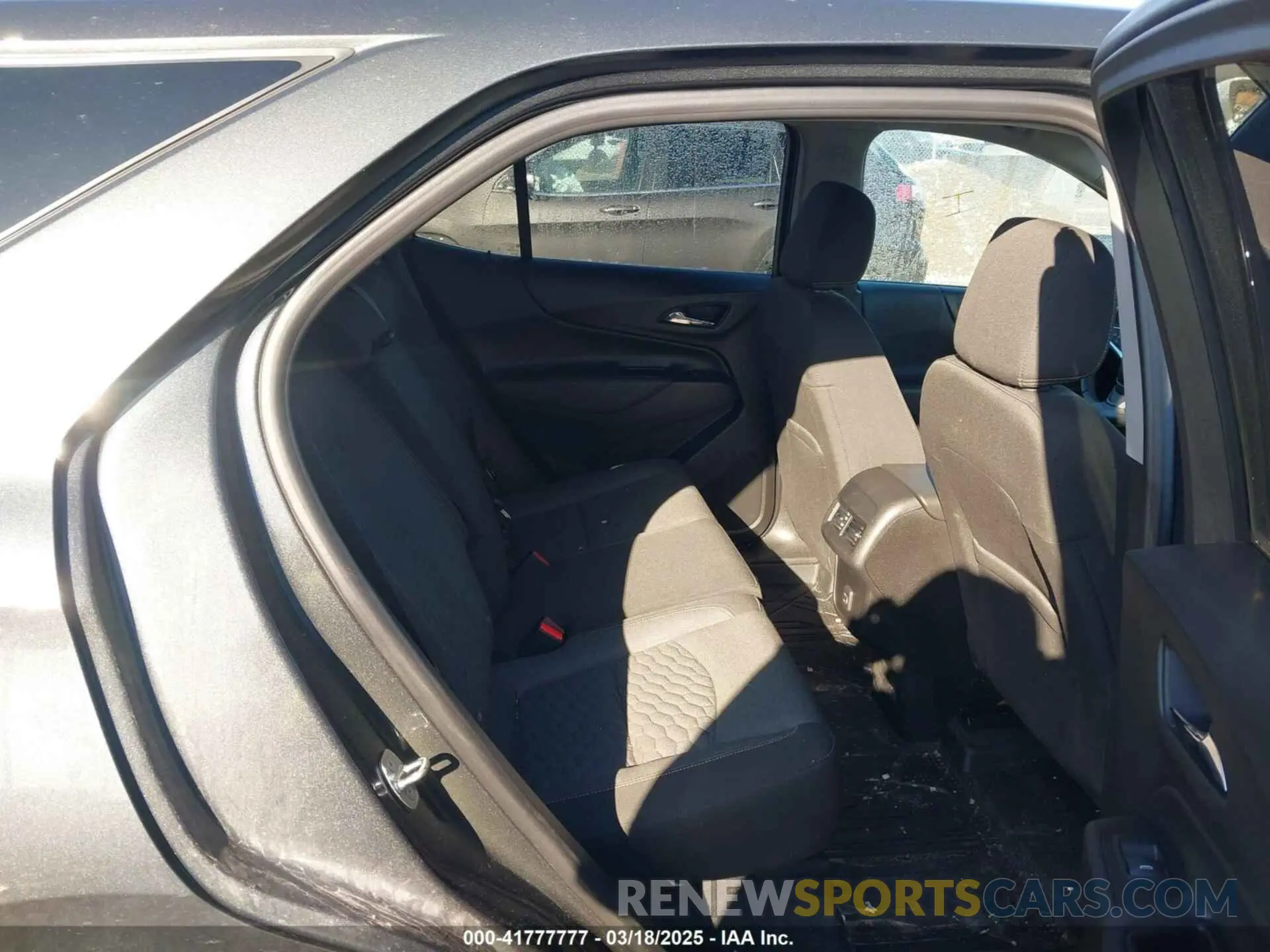 8 fotografías del automóvil dañado 2GNAXUEV6L6270199 CHEVROLET EQUINOX 2020