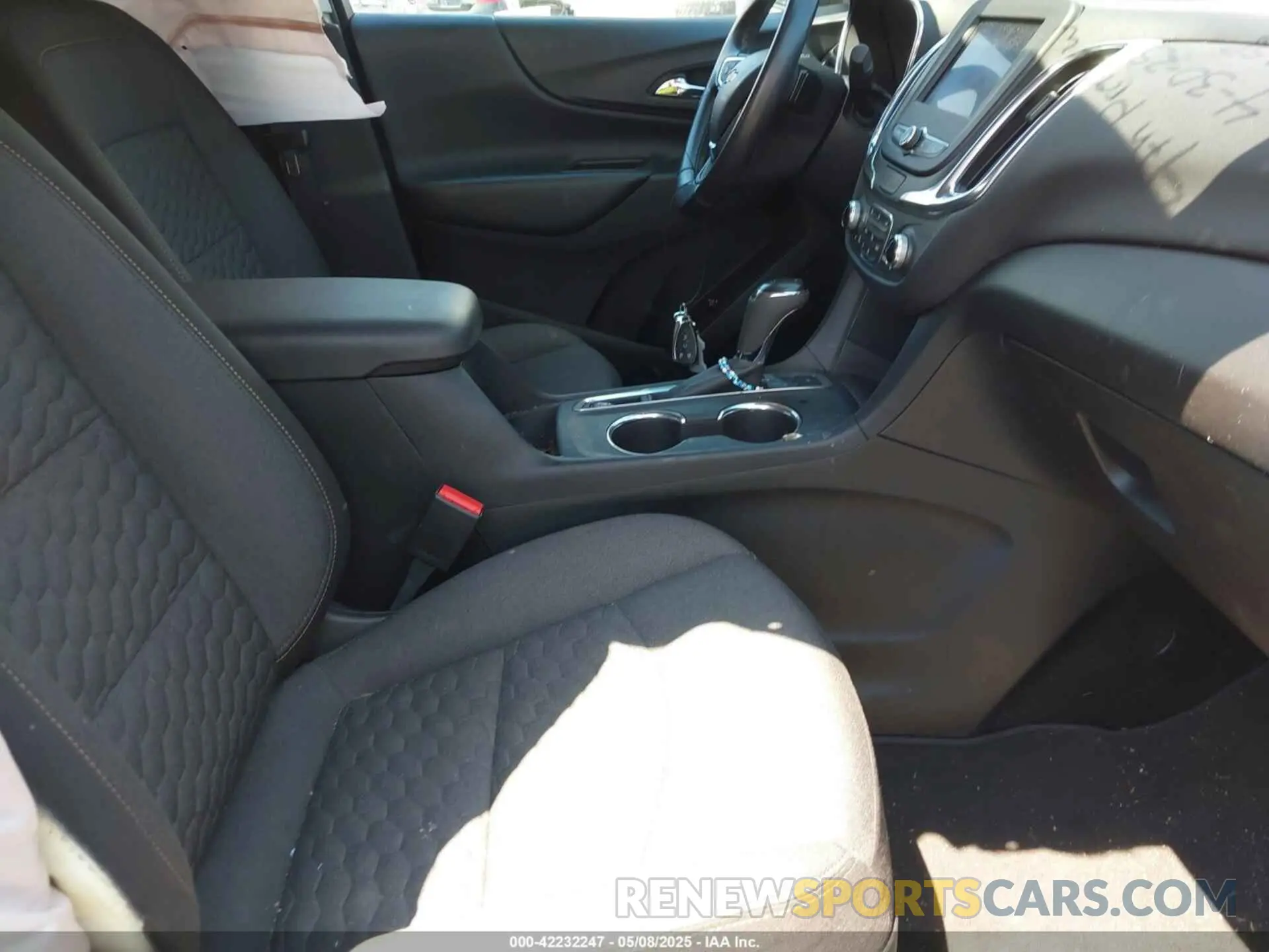 5 fotografías del automóvil dañado 2GNAXUEV7L6238054 CHEVROLET EQUINOX 2020