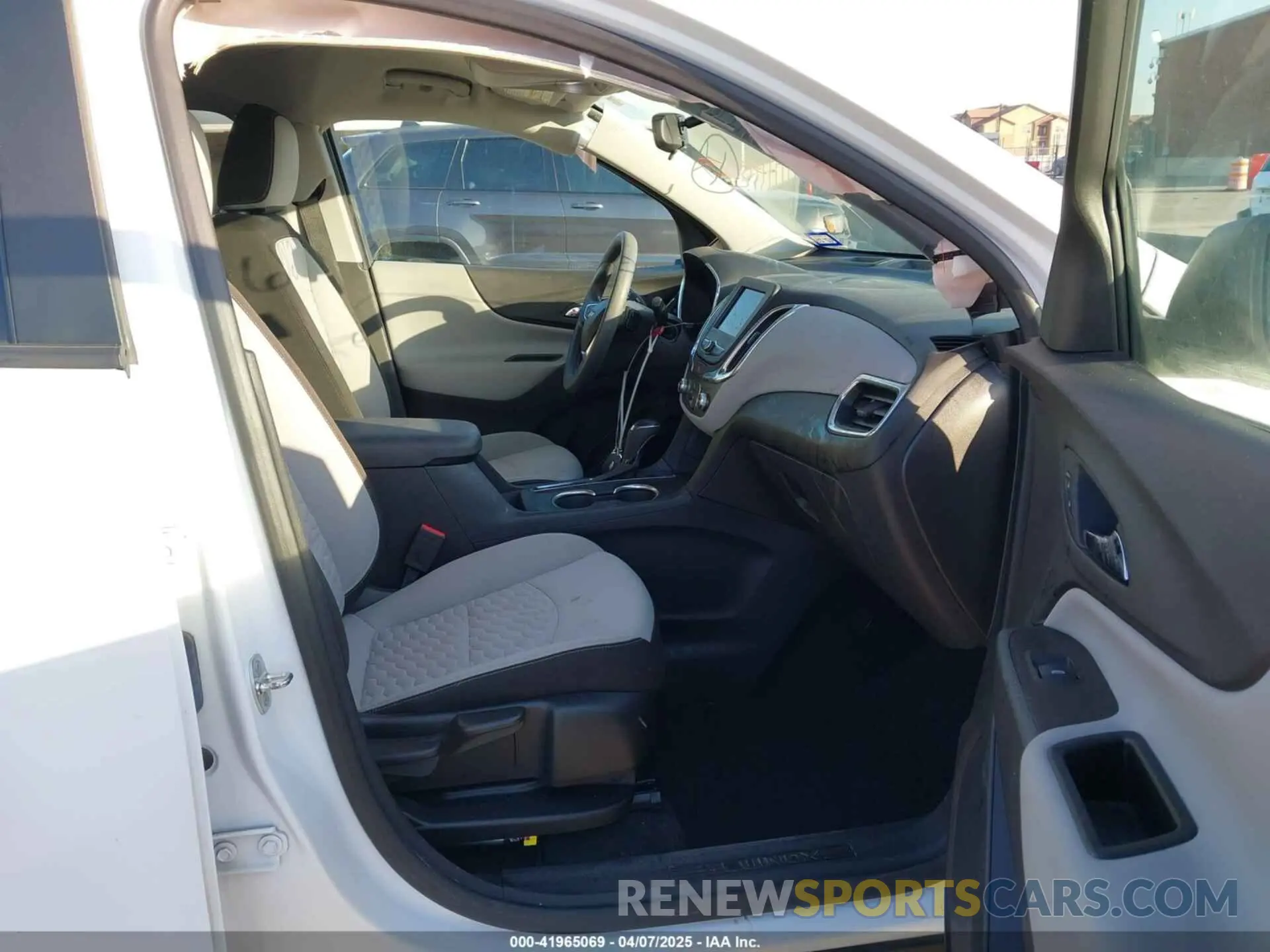 5 fotografías del automóvil dañado 3GNAXHEV0LS703895 CHEVROLET EQUINOX 2020
