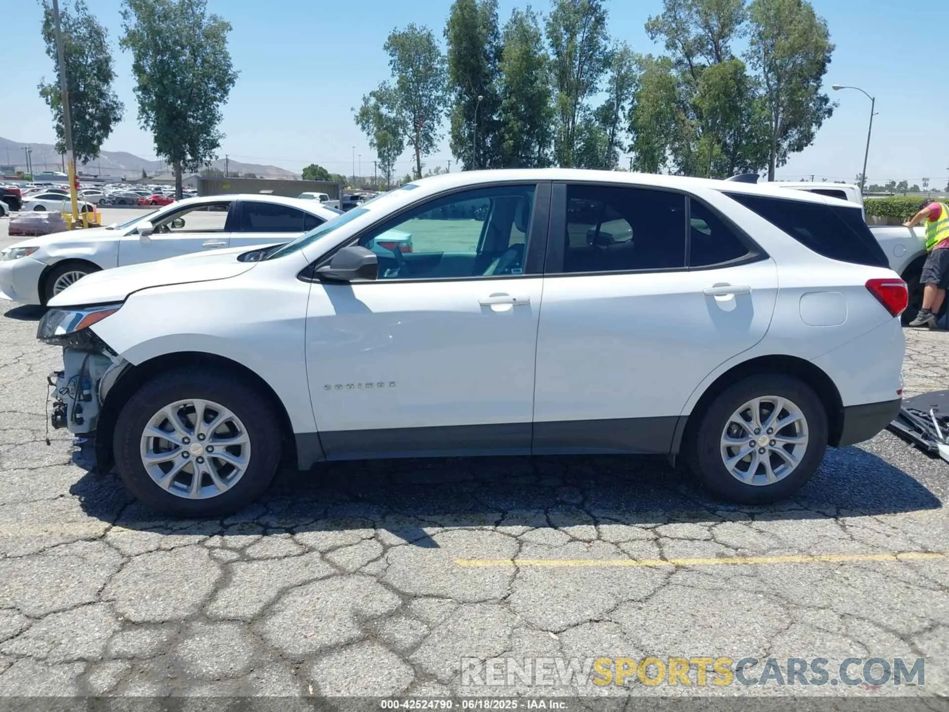 15 fotografías del automóvil dañado 3GNAXHEV2LS737126 CHEVROLET EQUINOX 2020