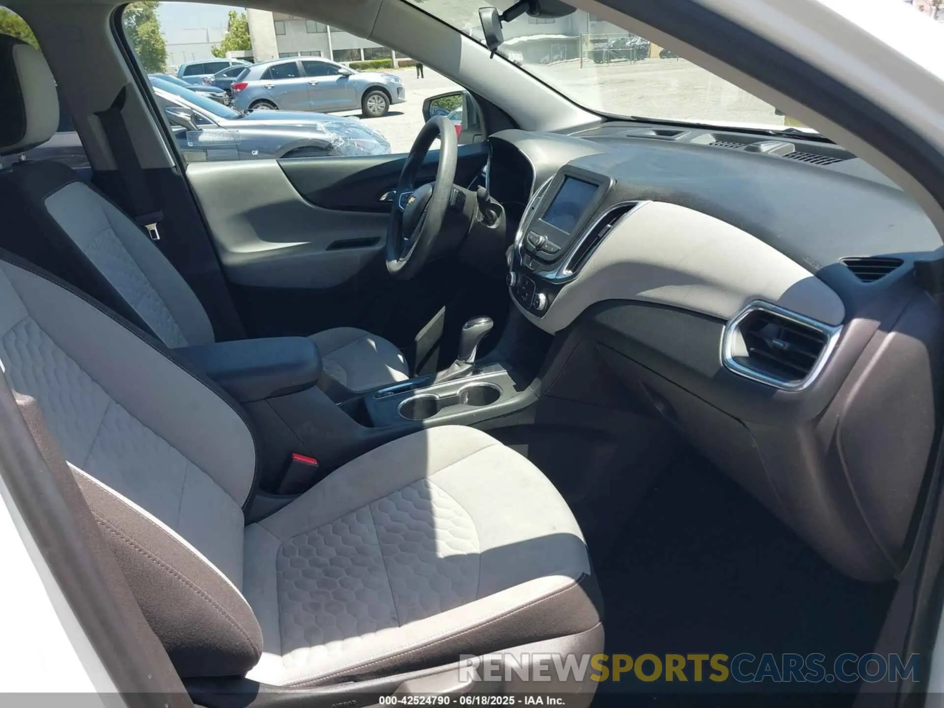 5 fotografías del automóvil dañado 3GNAXHEV2LS737126 CHEVROLET EQUINOX 2020