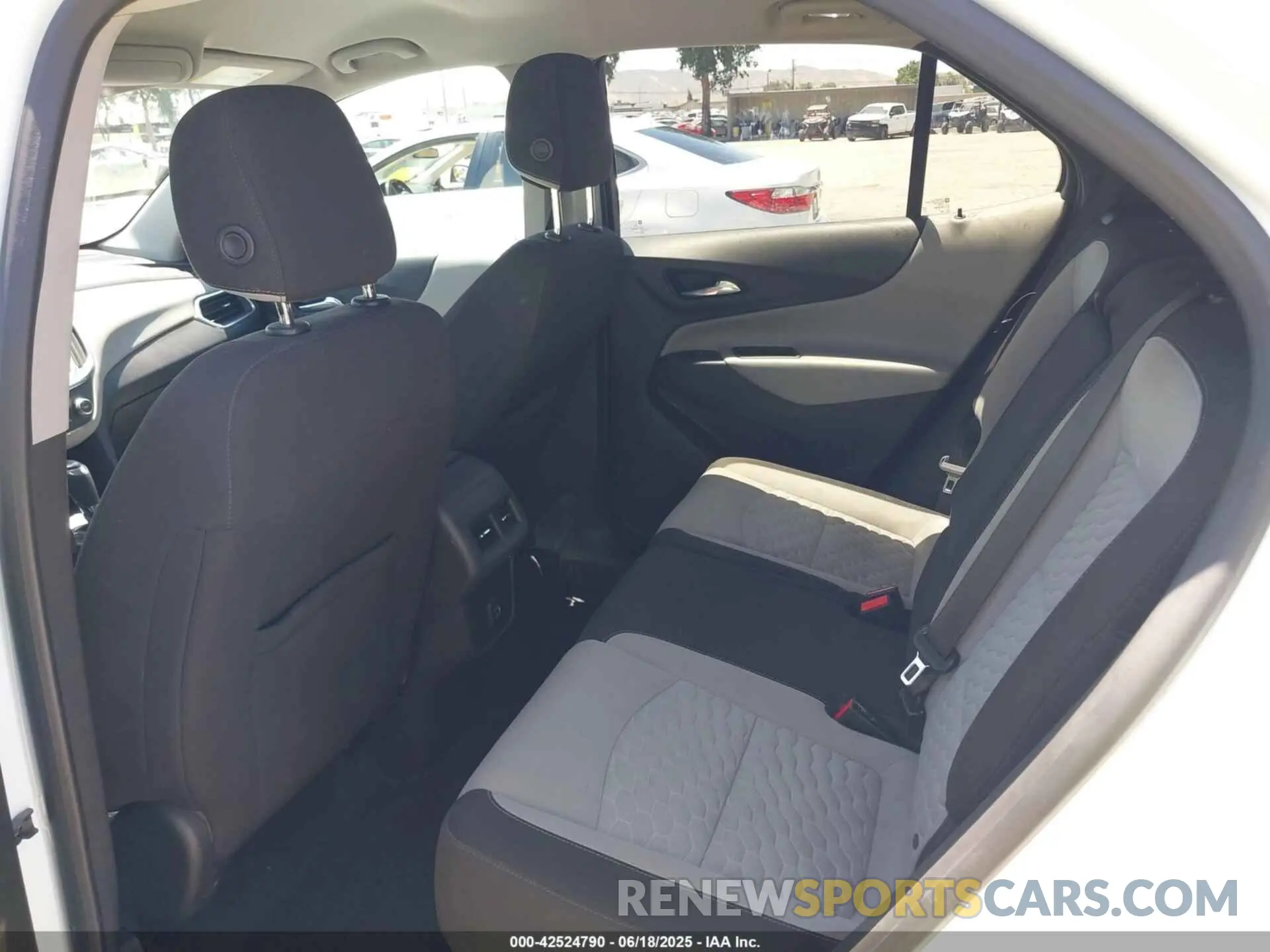 8 fotografías del automóvil dañado 3GNAXHEV2LS737126 CHEVROLET EQUINOX 2020