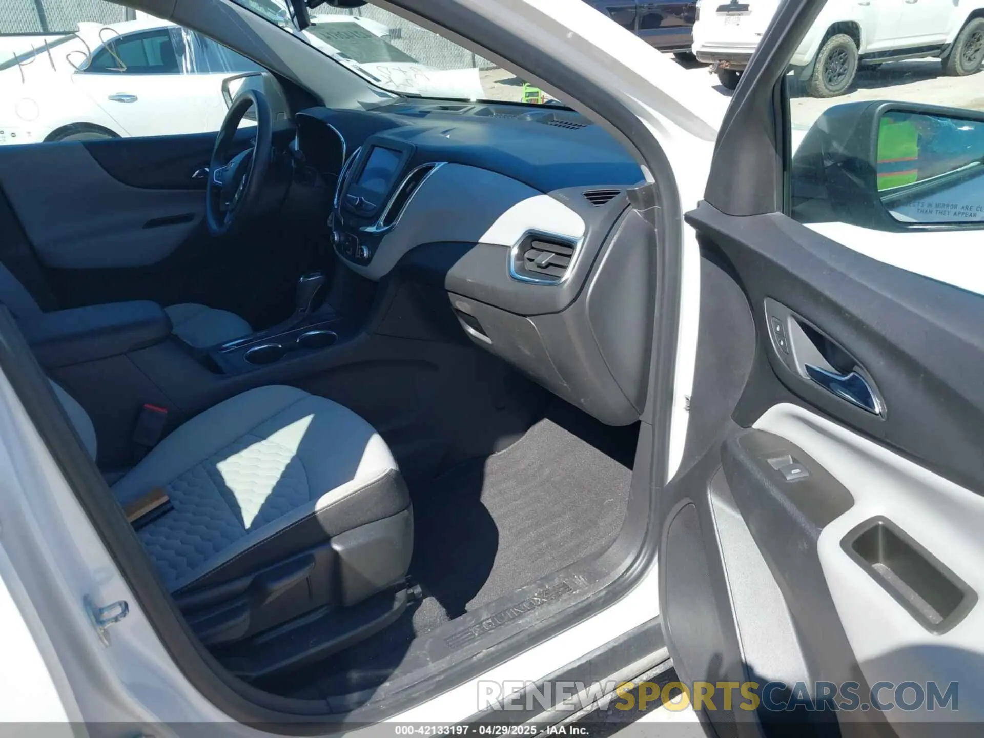 5 fotografías del automóvil dañado 3GNAXHEV7LS673732 CHEVROLET EQUINOX 2020