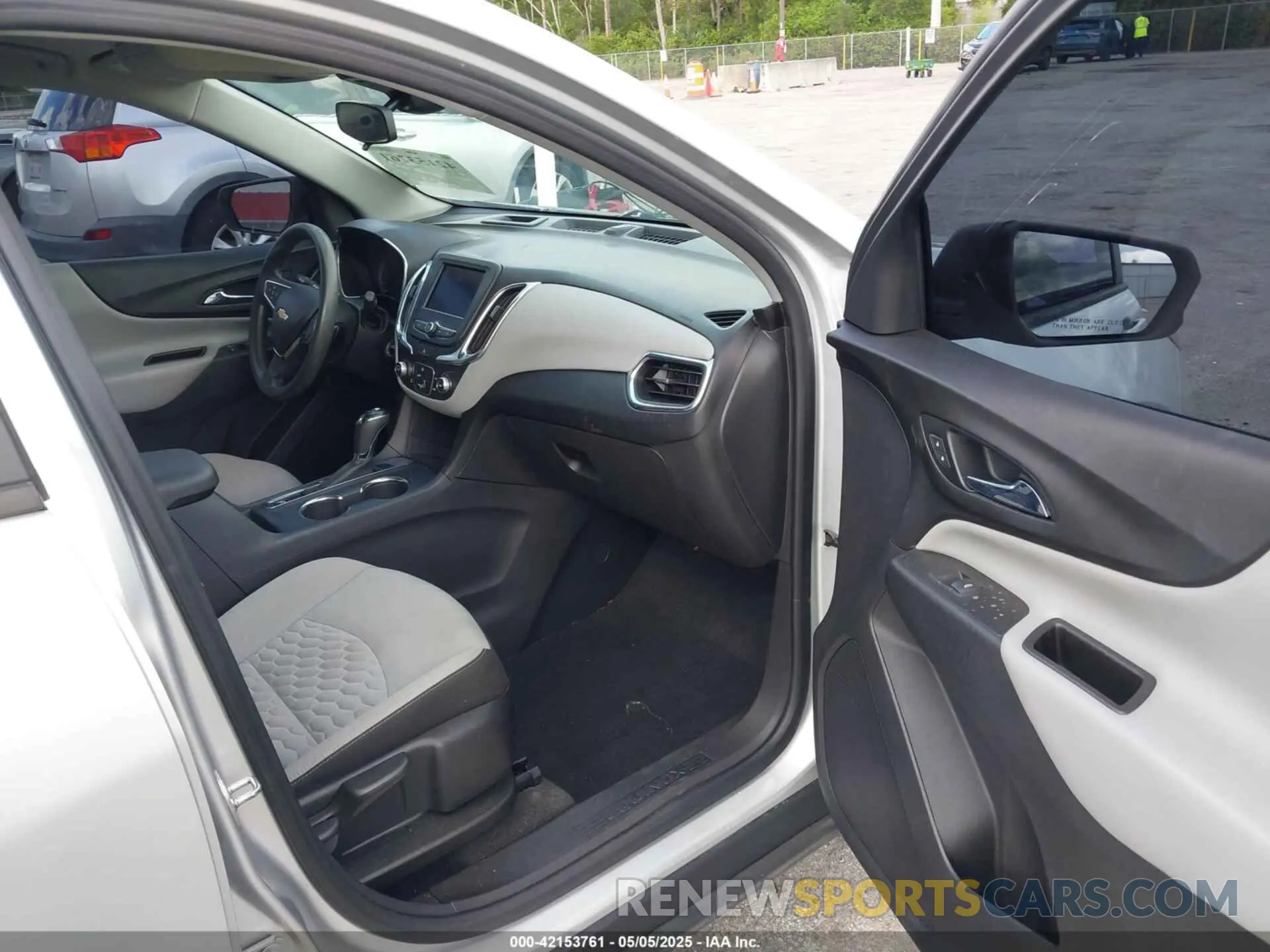 5 fotografías del automóvil dañado 3GNAXHEV8LS696940 CHEVROLET EQUINOX 2020