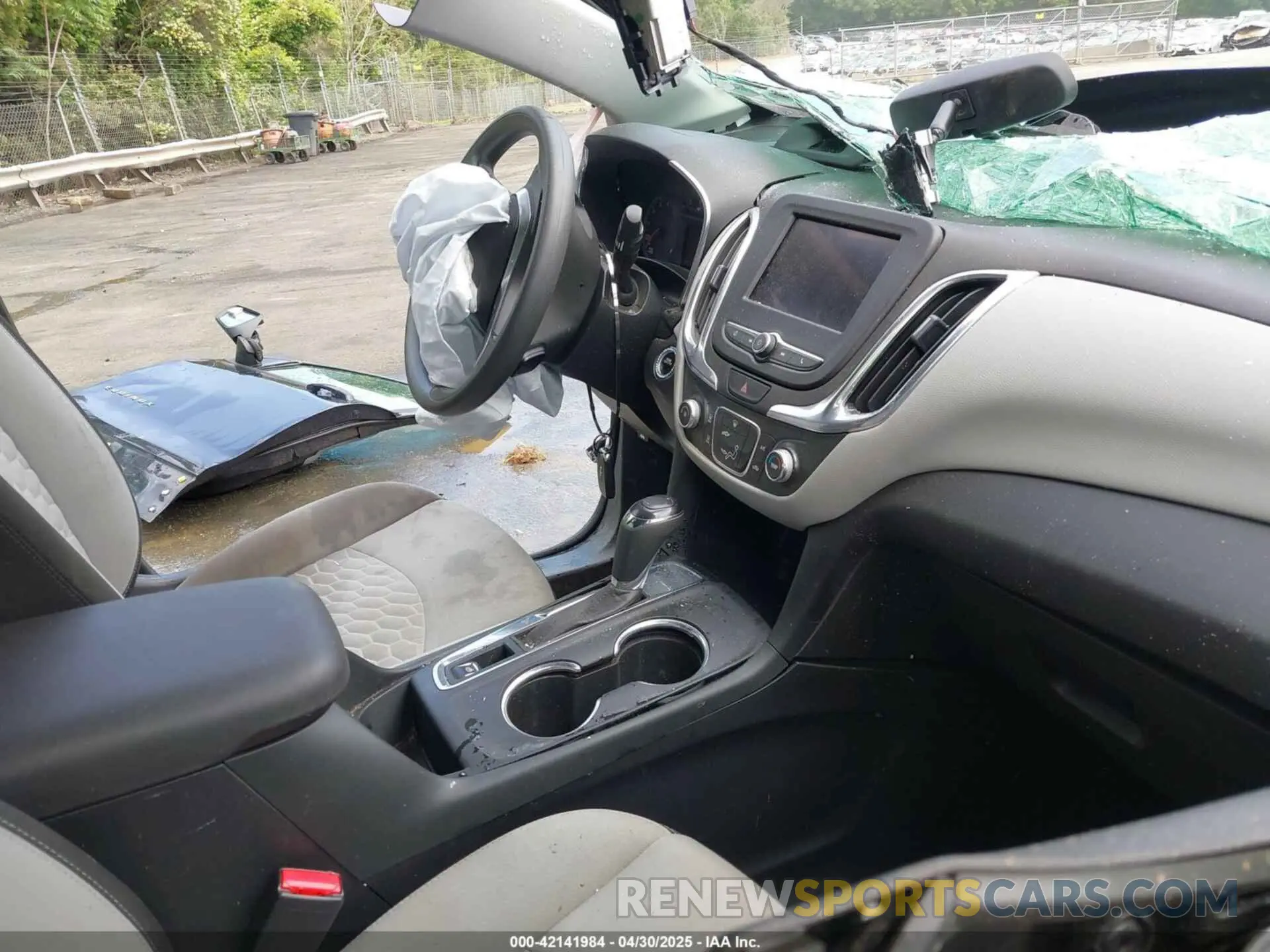 5 fotografías del automóvil dañado 3GNAXHEVXLS526496 CHEVROLET EQUINOX 2020