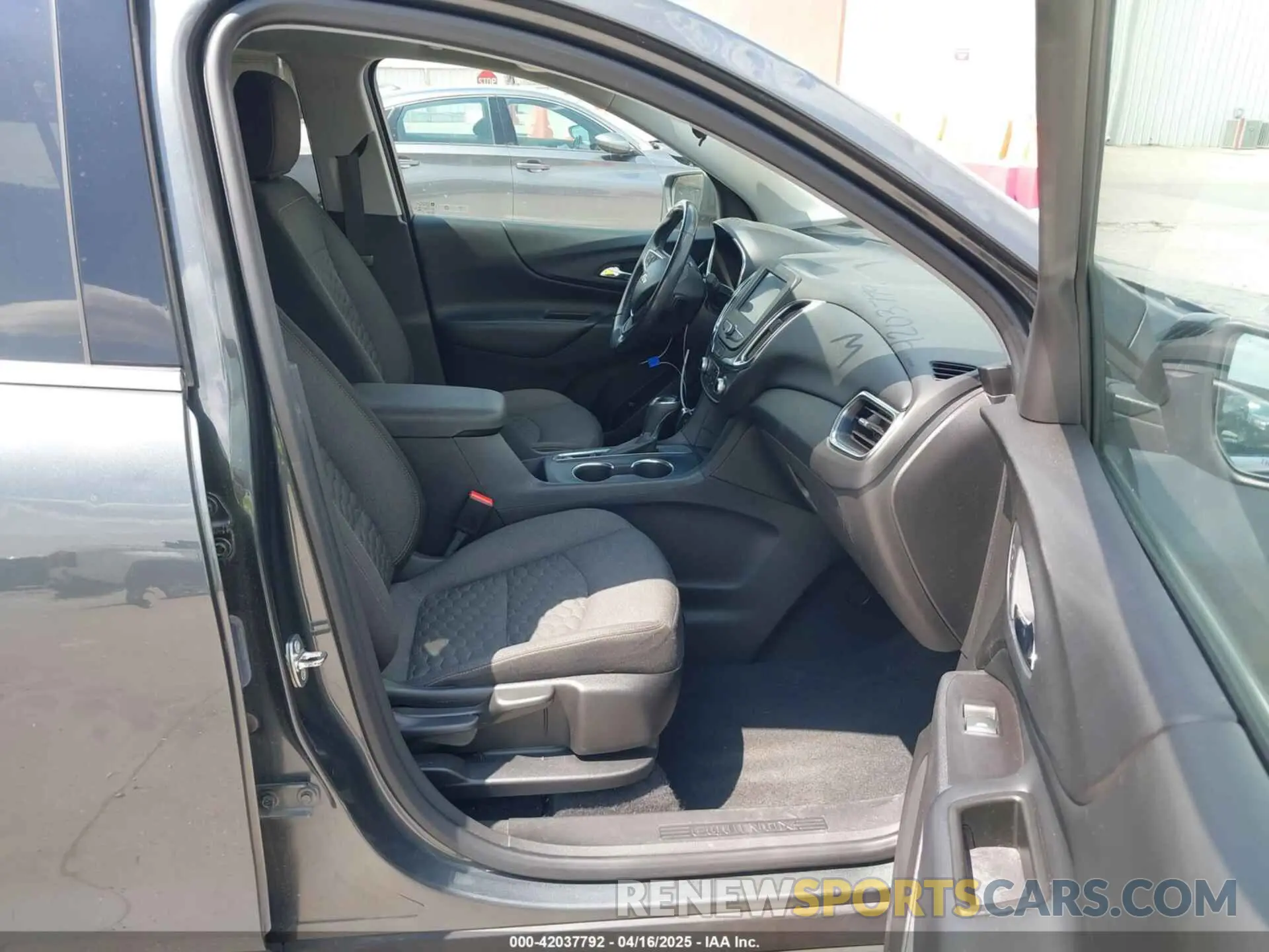 5 fotografías del automóvil dañado 3GNAXJEV5LS574687 CHEVROLET EQUINOX 2020