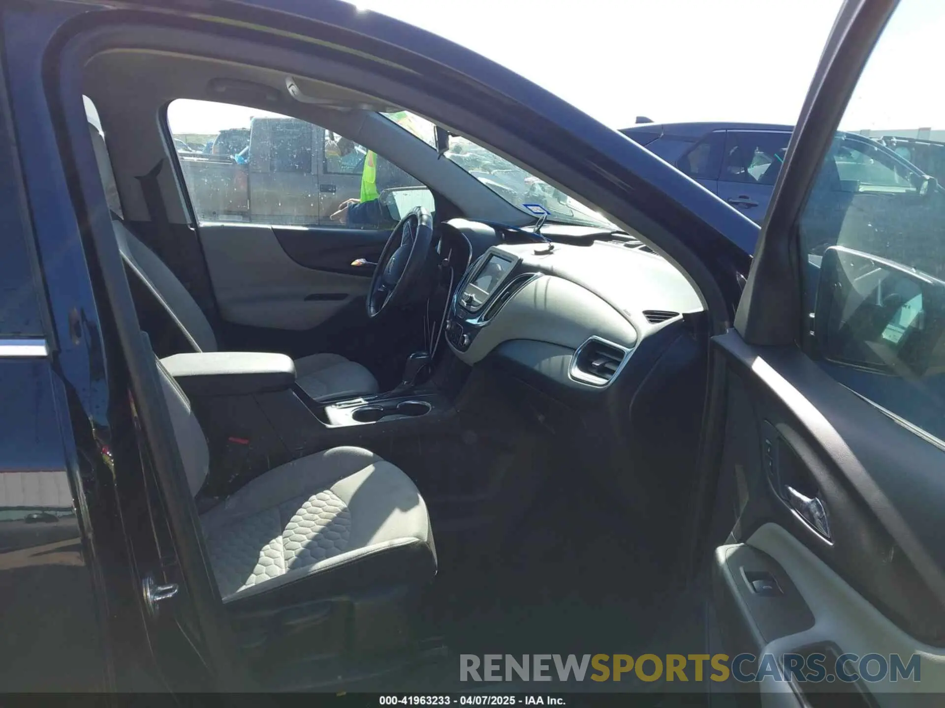 5 fotografías del automóvil dañado 3GNAXUEV8LS681525 CHEVROLET EQUINOX 2020