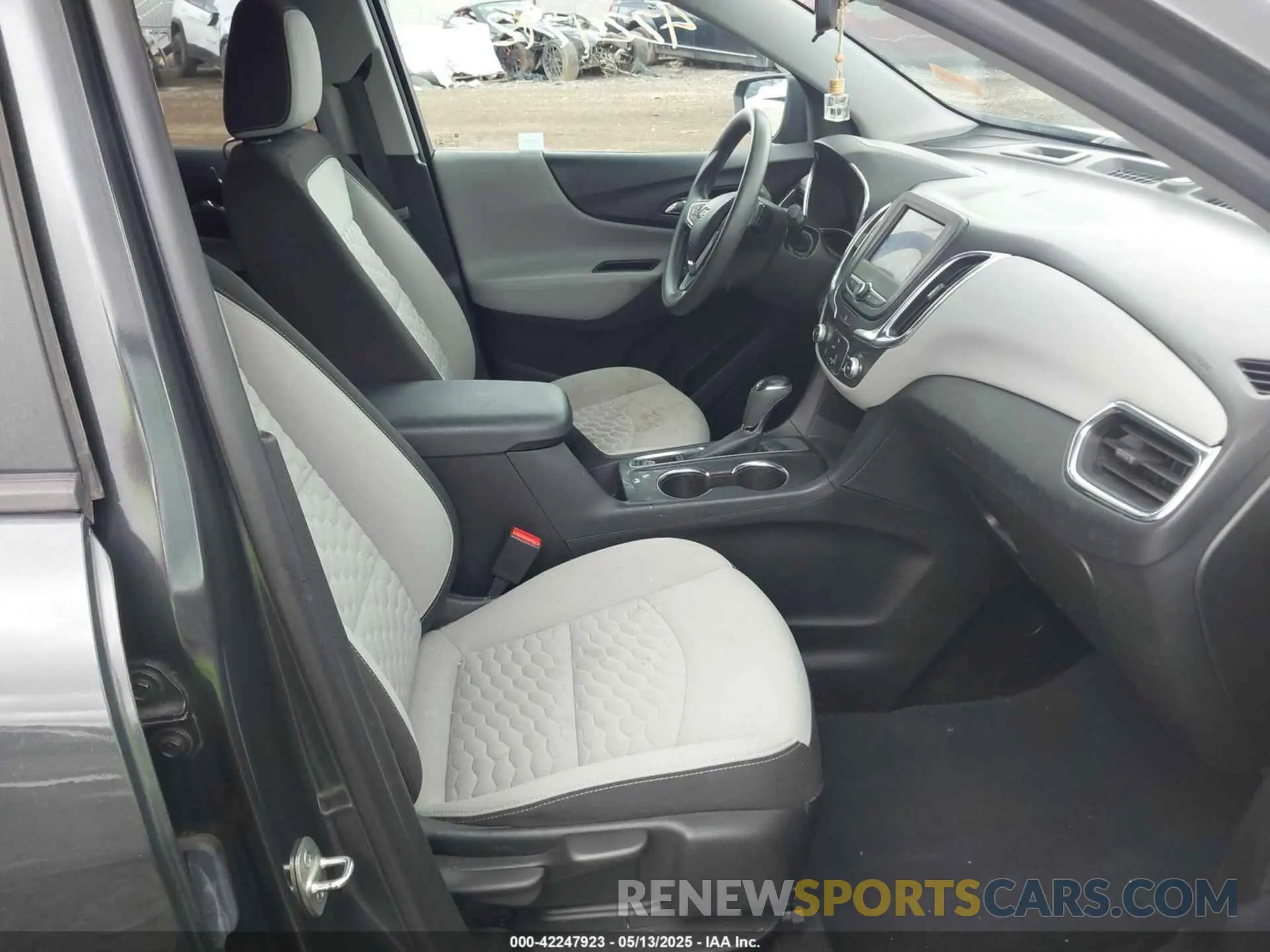 5 fotografías del automóvil dañado 2GNAXHEV7M6108543 CHEVROLET EQUINOX 2021