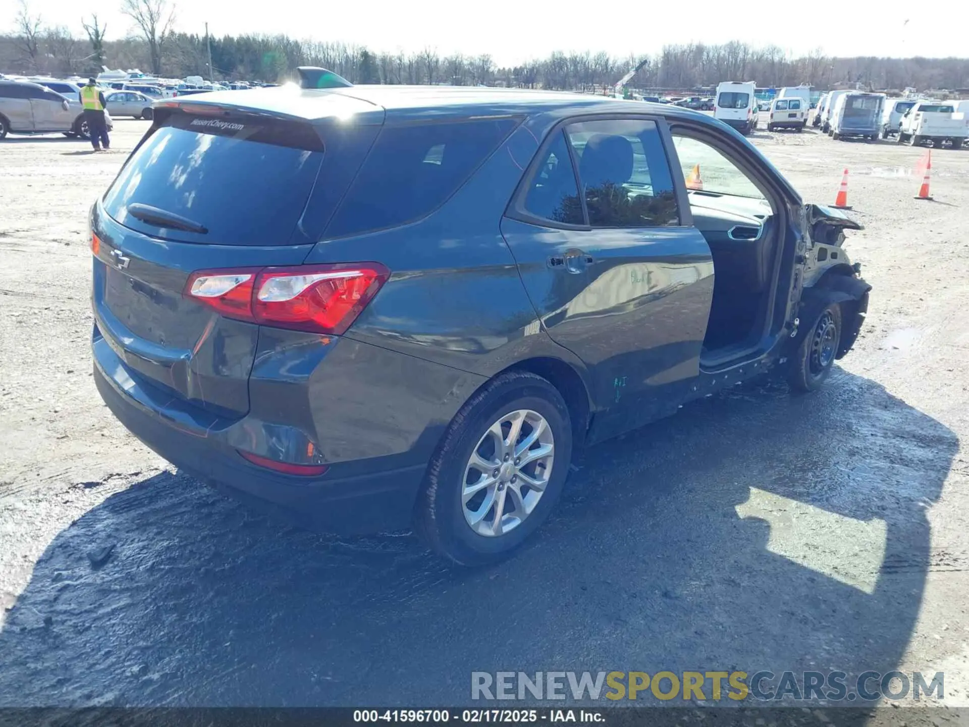 4 fotografías del automóvil dañado 2GNAXHEVXM6114465 CHEVROLET EQUINOX 2021