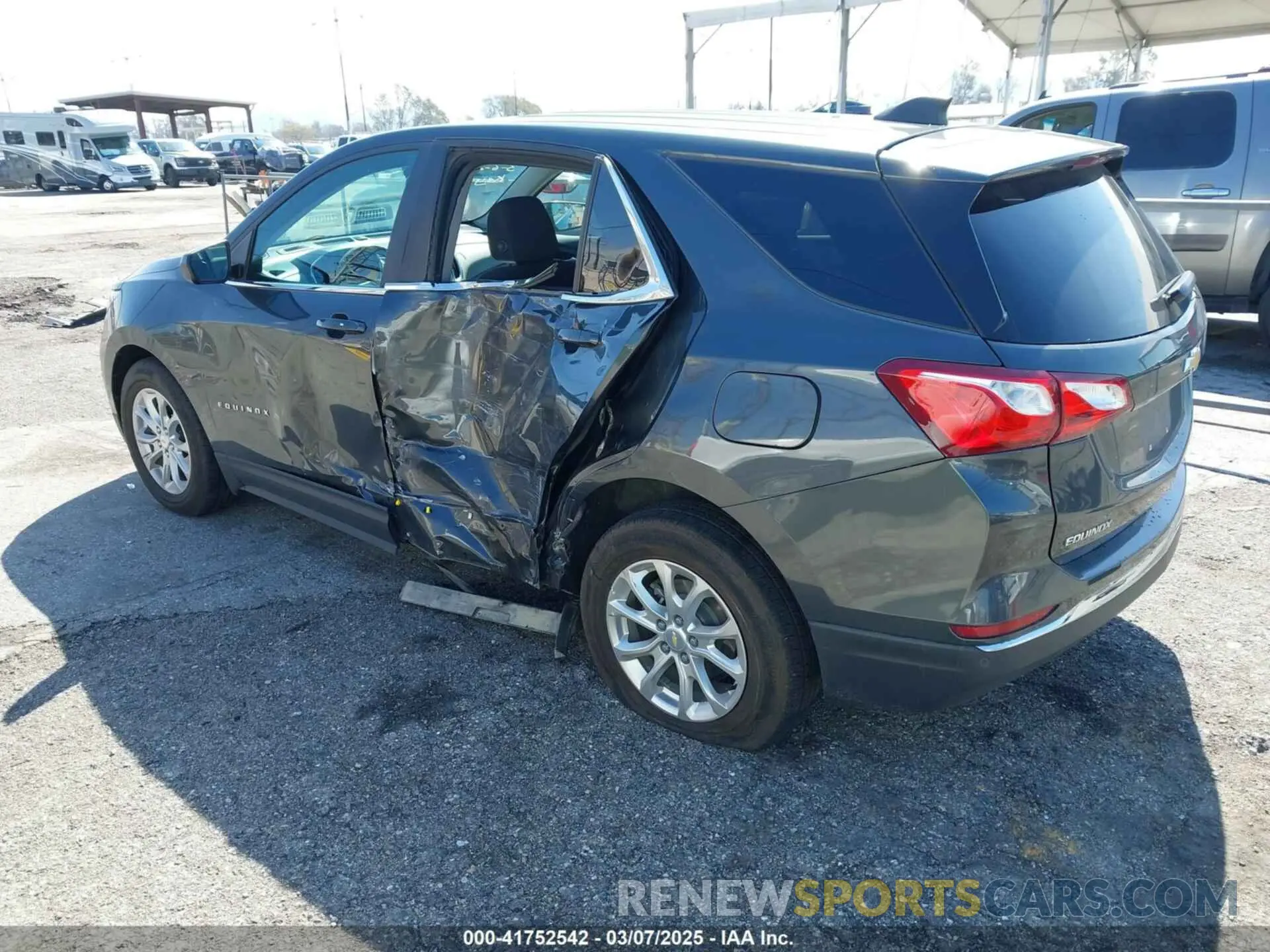 3 fotografías del automóvil dañado 2GNAXKEV4M6125300 CHEVROLET EQUINOX 2021