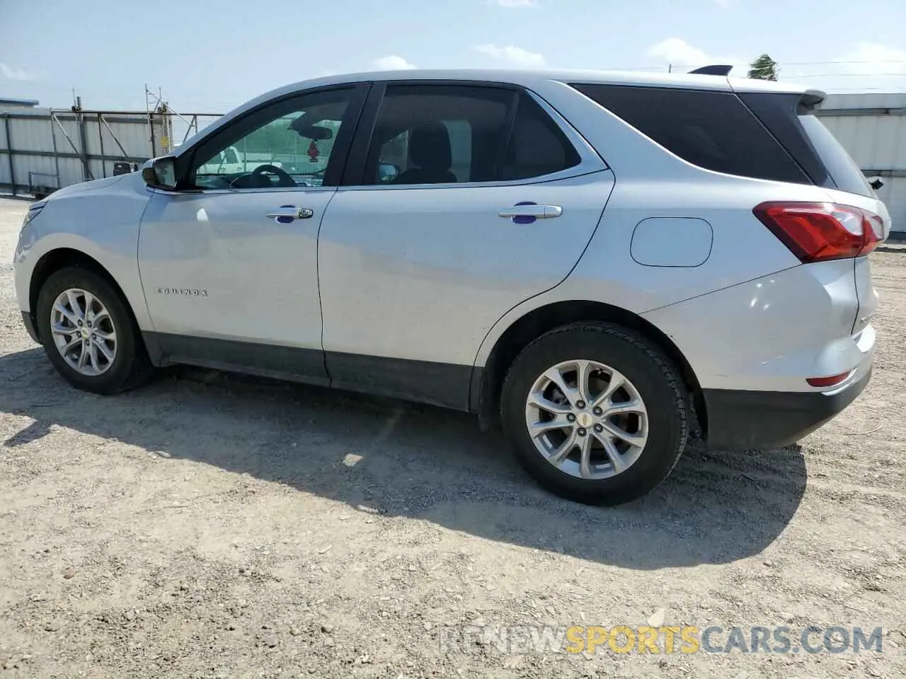 2 fotografías del automóvil dañado 2GNAXKEV8M6111335 CHEVROLET EQUINOX 2021