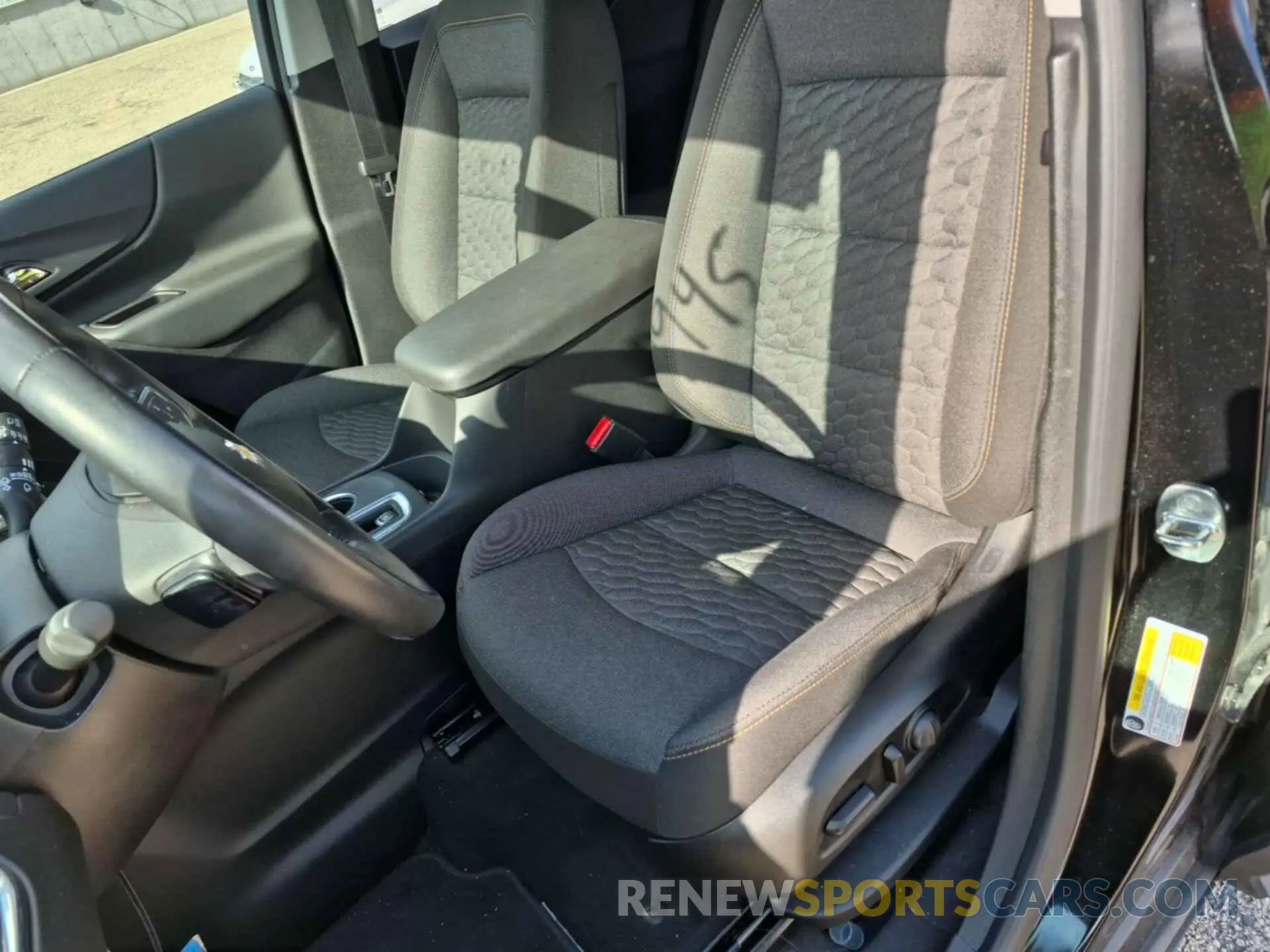 3 fotografías del automóvil dañado 2GNAXTEV6M6106236 CHEVROLET EQUINOX 2021