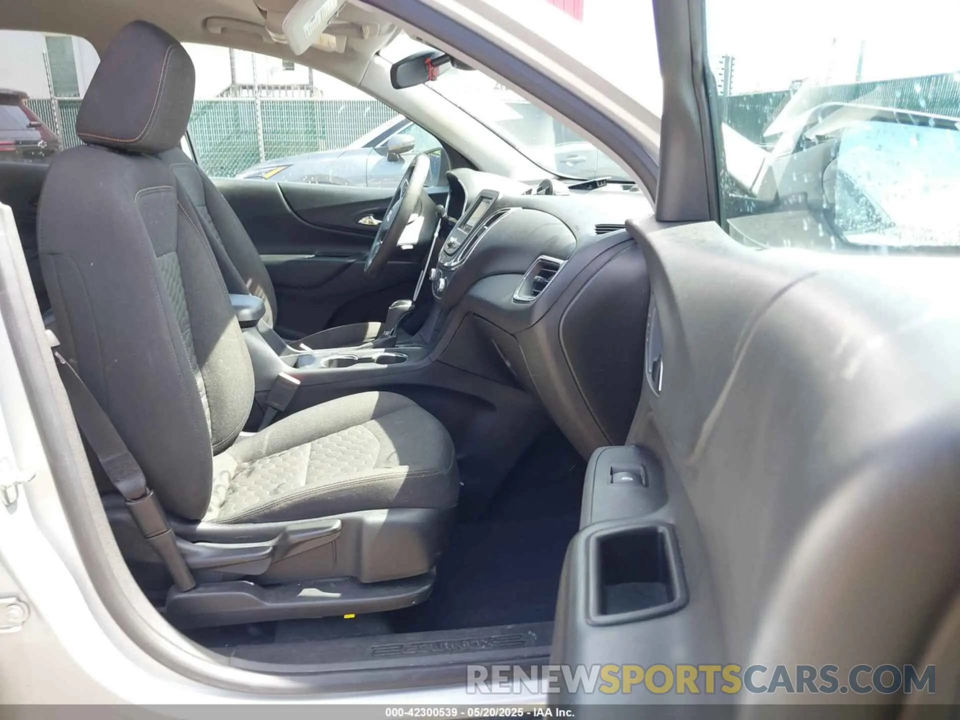5 fotografías del automóvil dañado 2GNAXUEV0M6106898 CHEVROLET EQUINOX 2021