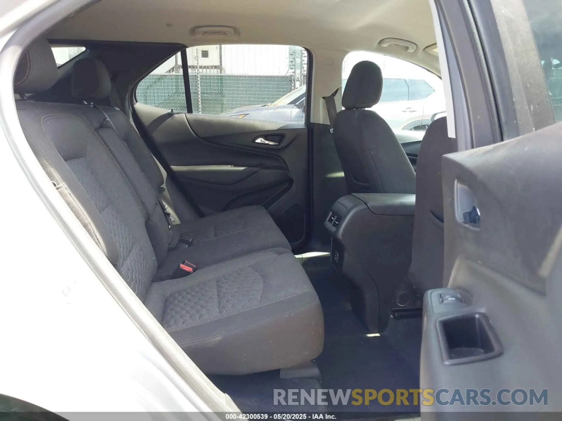 8 fotografías del automóvil dañado 2GNAXUEV0M6106898 CHEVROLET EQUINOX 2021