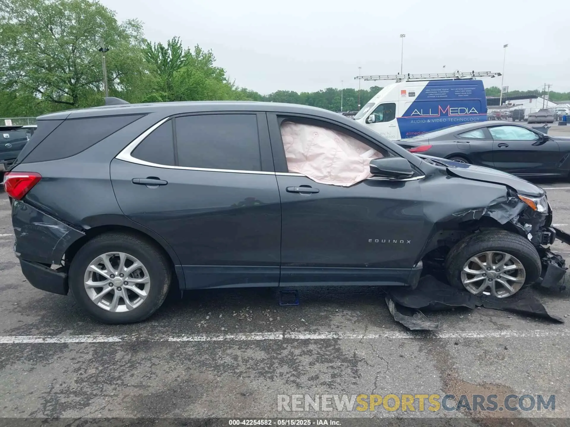 13 fotografías del automóvil dañado 2GNAXUEV8M6136585 CHEVROLET EQUINOX 2021