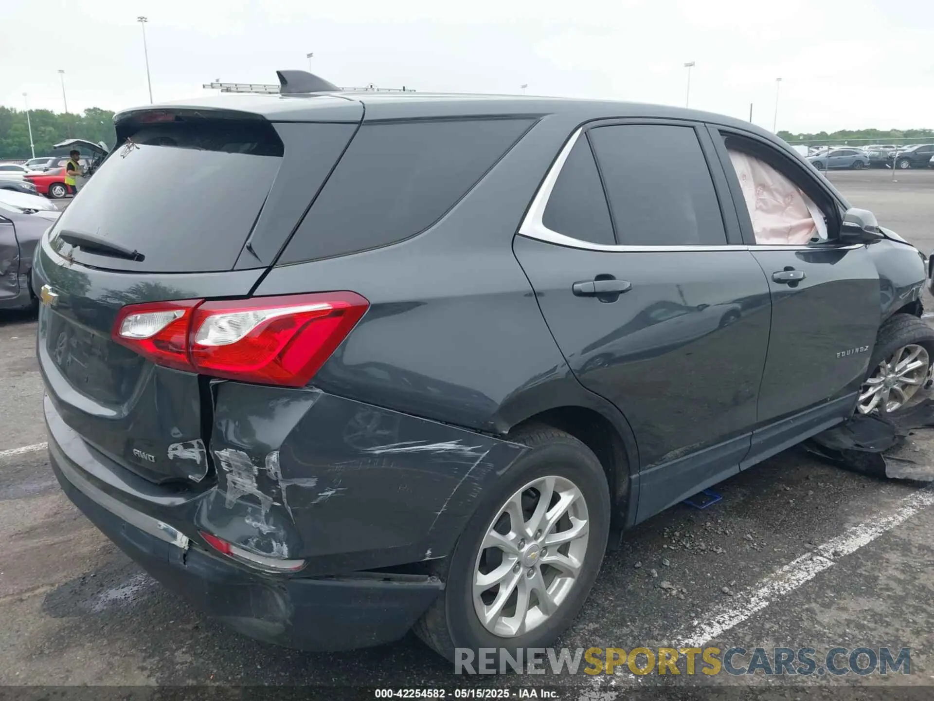 4 fotografías del automóvil dañado 2GNAXUEV8M6136585 CHEVROLET EQUINOX 2021