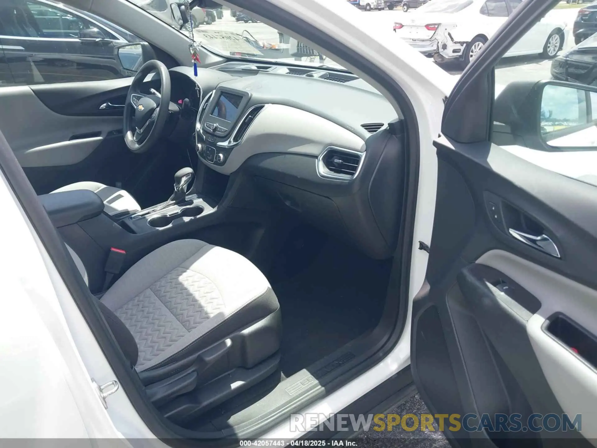 5 fotografías del automóvil dañado 2GNAXHEV9N6118430 CHEVROLET EQUINOX 2022