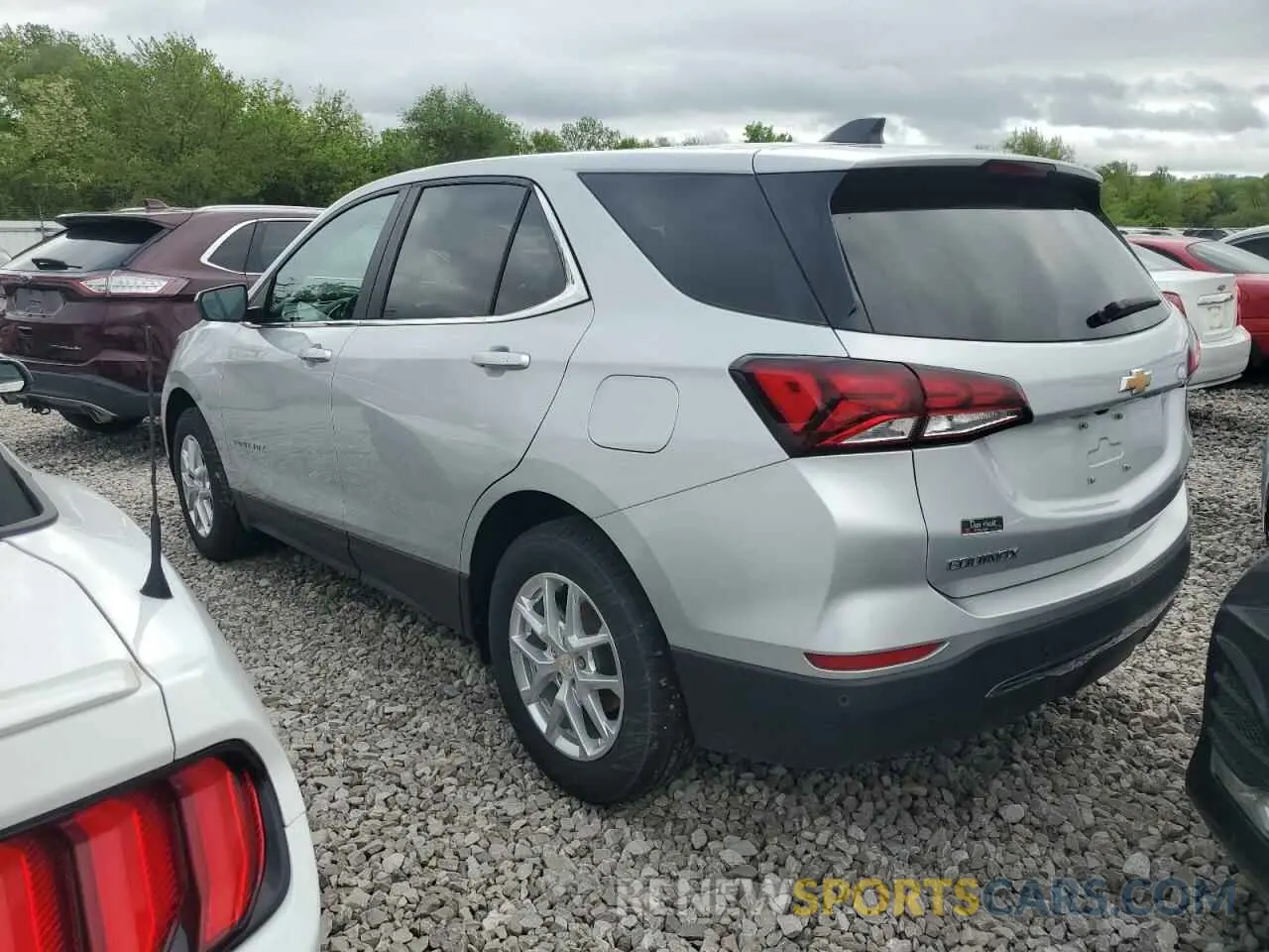 2 fotografías del automóvil dañado 2GNAXJEV8N6135999 CHEVROLET EQUINOX 2022