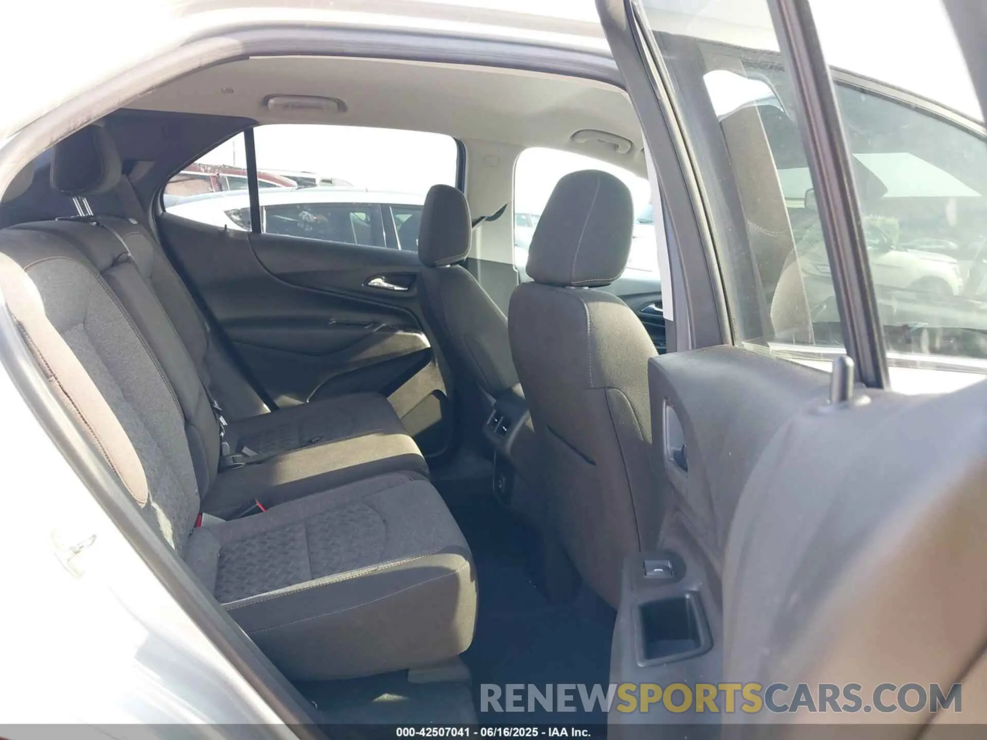 8 fotografías del automóvil dañado 3GNAXKEV5NL160179 CHEVROLET EQUINOX 2022