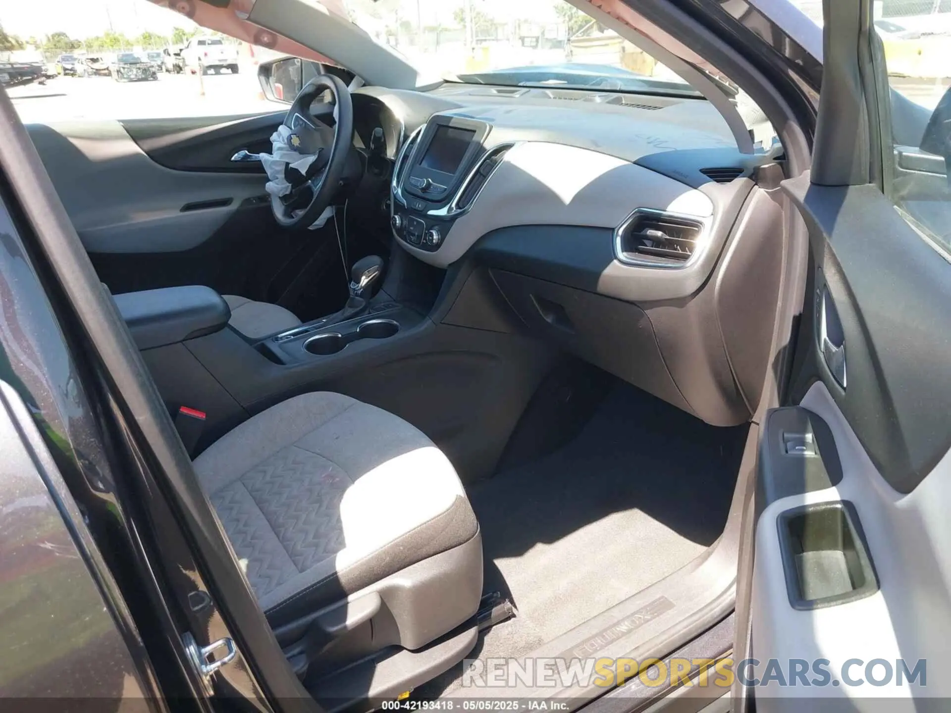 5 fotografías del automóvil dañado 3GNAXUEV8NS182016 CHEVROLET EQUINOX 2022