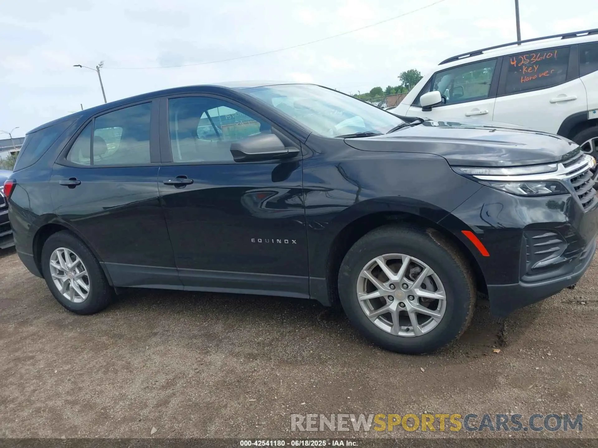 13 fotografías del automóvil dañado 3GNAXHEG2PL209992 CHEVROLET EQUINOX 2023