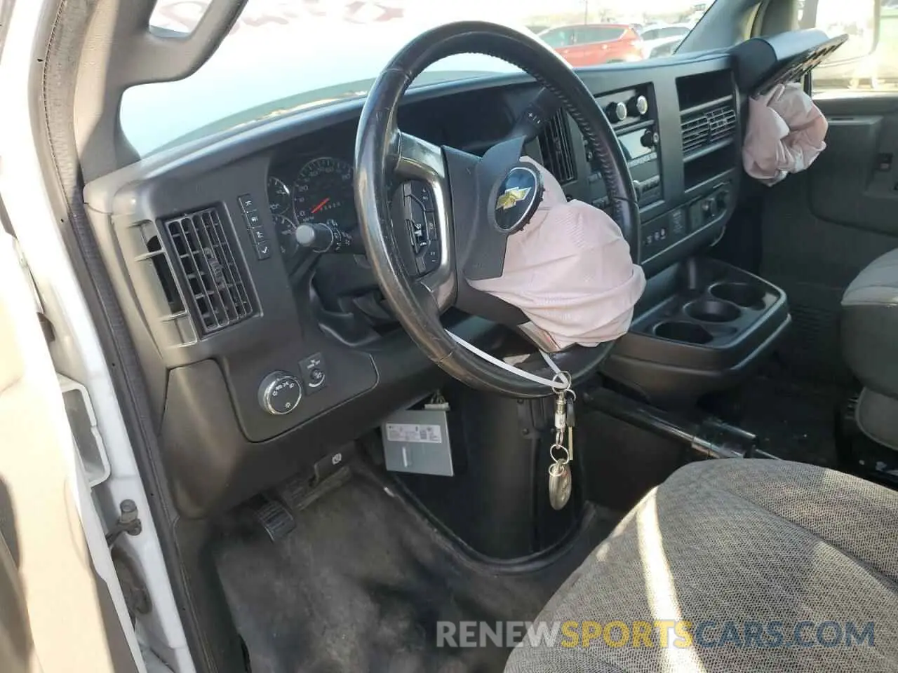 8 fotografías del automóvil dañado 1GCWGAFG8K1306649 CHEVROLET EXPRESS 2019
