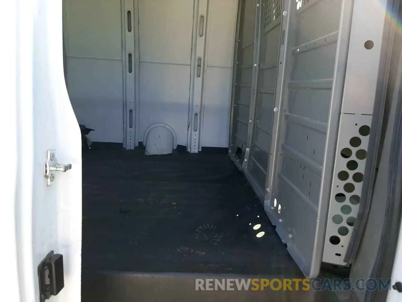 11 fotografías del automóvil dañado 1GCWGAFP0K1362956 CHEVROLET EXPRESS 2019