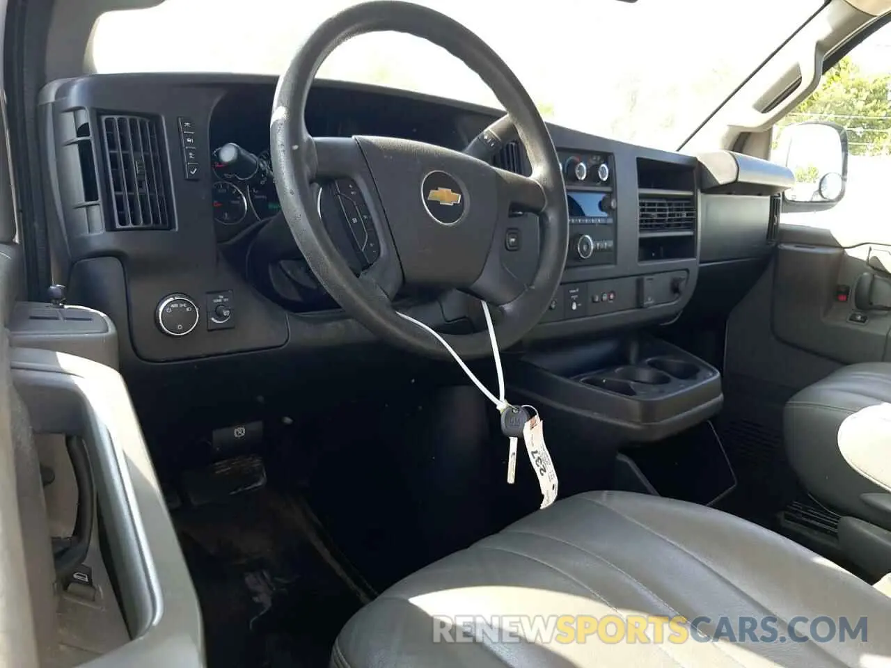 8 fotografías del automóvil dañado 1GCWGAFP0K1362956 CHEVROLET EXPRESS 2019