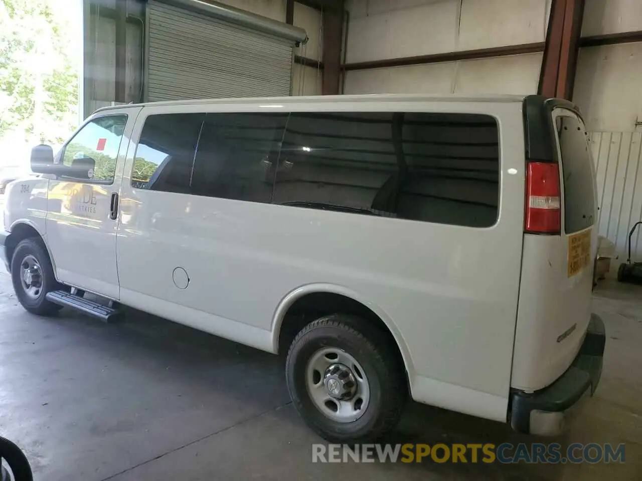 2 fotografías del automóvil dañado 1GAWGFFP0L1269040 CHEVROLET EXPRESS 2020