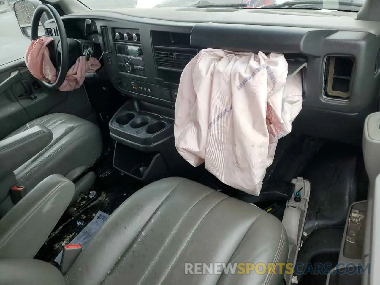 8 fotografías del automóvil dañado 1GCWGAFG3L1147914 CHEVROLET EXPRESS 2020
