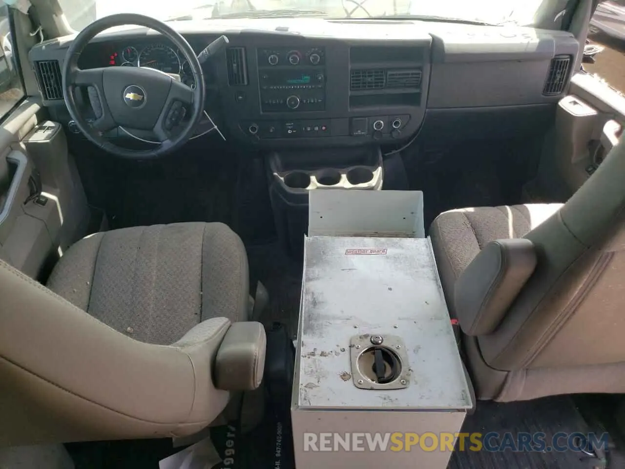 8 fotografías del automóvil dañado 1GCWGAFG7L1179054 CHEVROLET EXPRESS 2020
