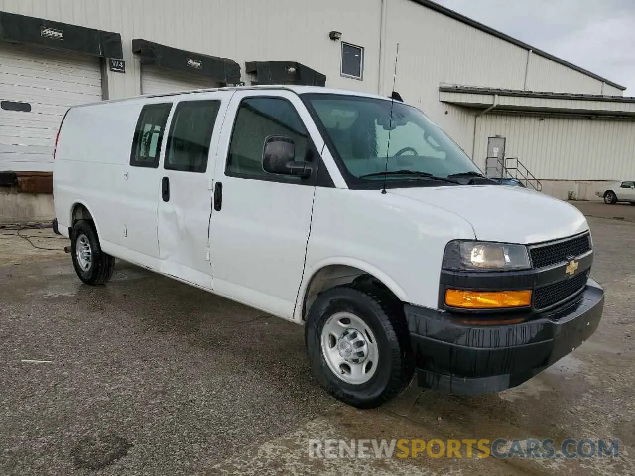4 fotografías del automóvil dañado 1GCWGBFB5L1153692 CHEVROLET EXPRESS 2020