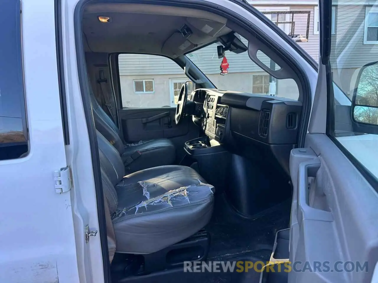 8 fotografías del automóvil dañado 1GAZGNFPXM1170072 CHEVROLET EXPRESS 2021