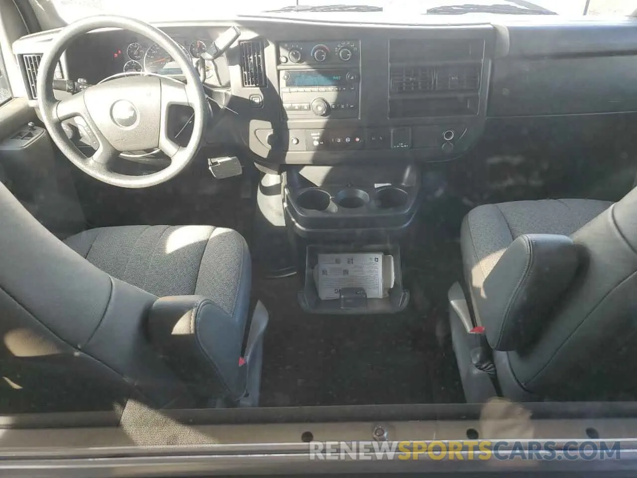 8 fotografías del automóvil dañado 1GAZGPFP5M1222896 CHEVROLET EXPRESS 2021