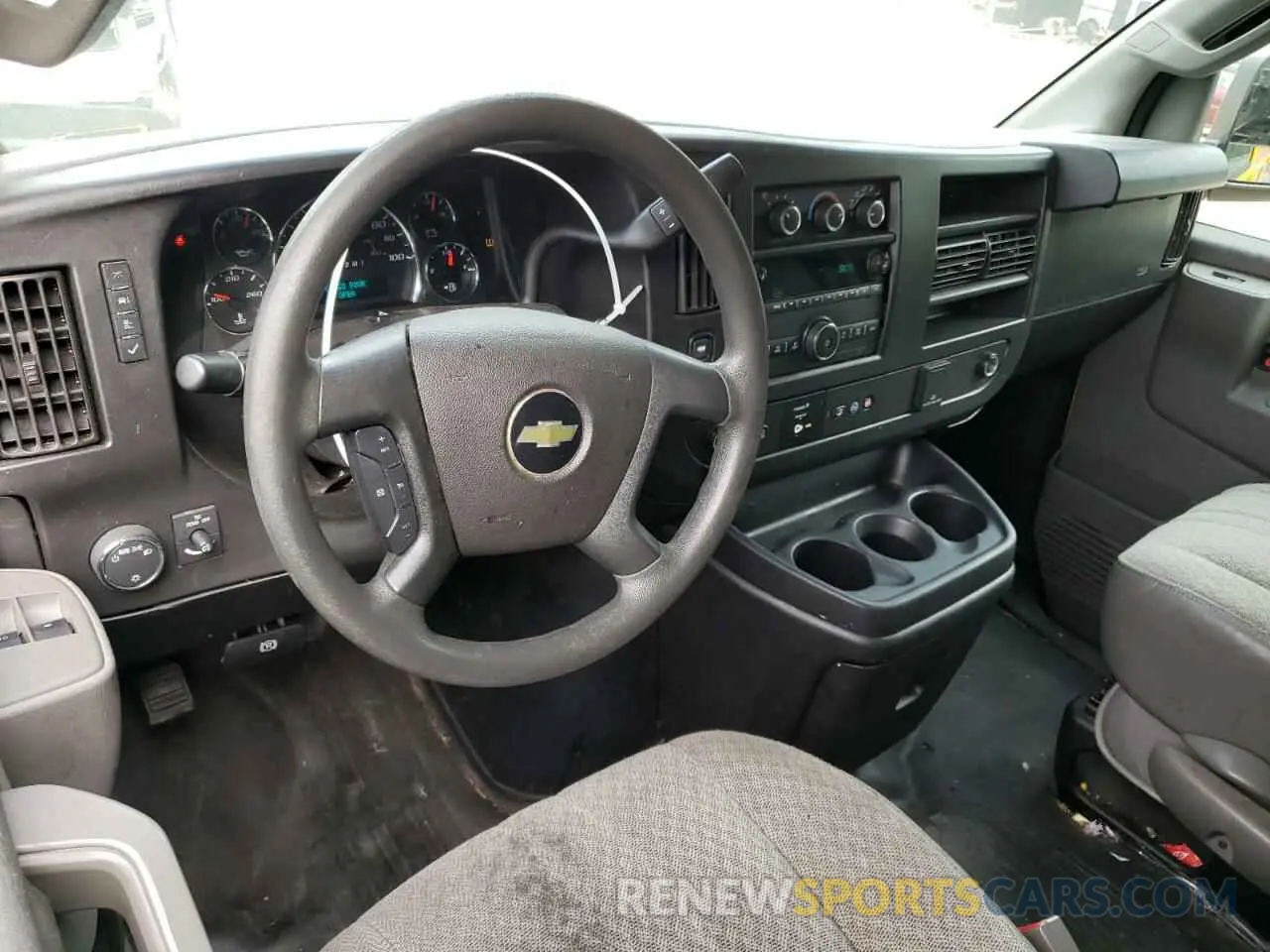 8 fotografías del automóvil dañado 1GCWGAFP4M1167252 CHEVROLET EXPRESS 2021