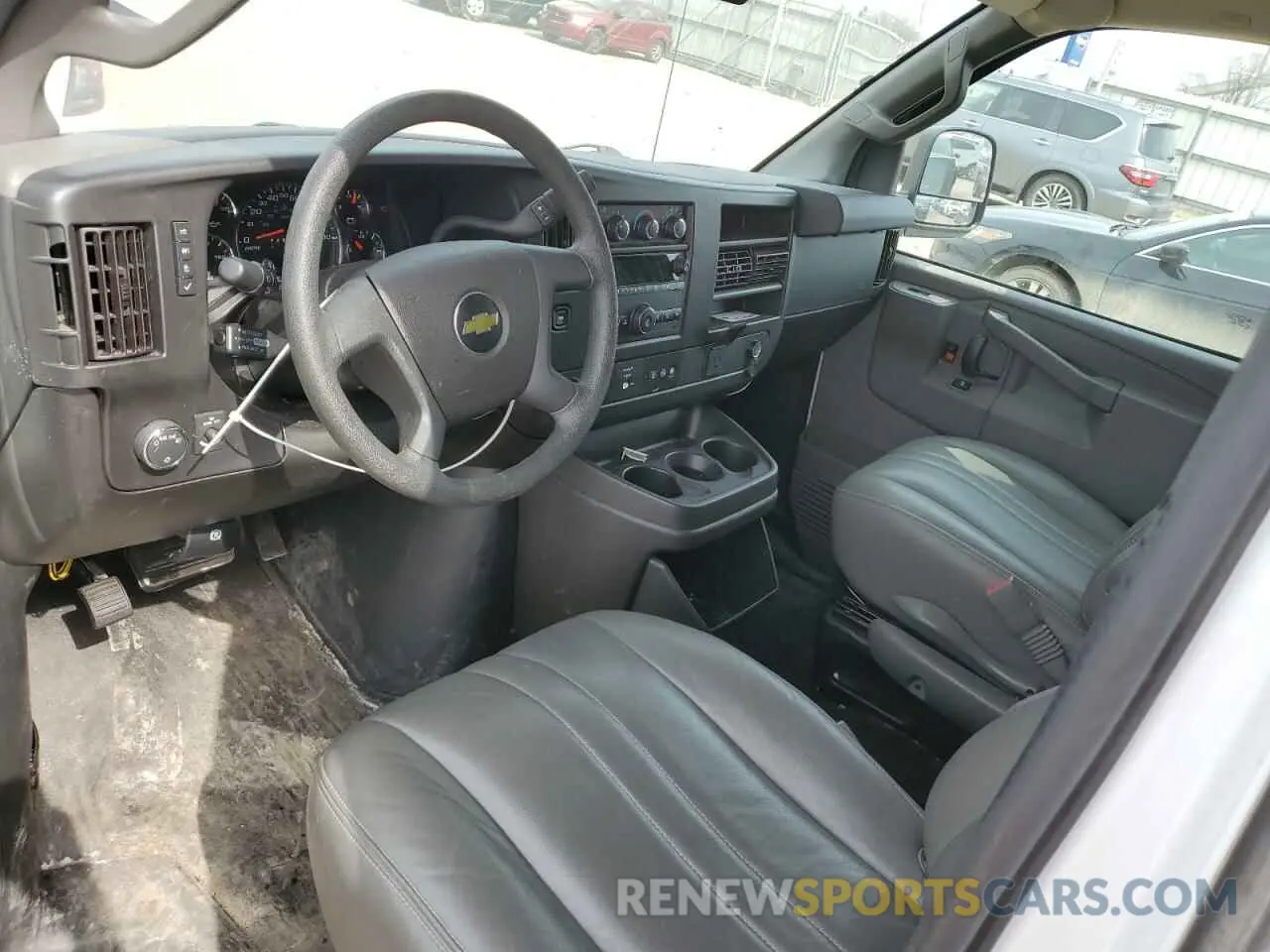 8 fotografías del automóvil dañado 1GCWGBFP2M1305053 CHEVROLET EXPRESS 2021