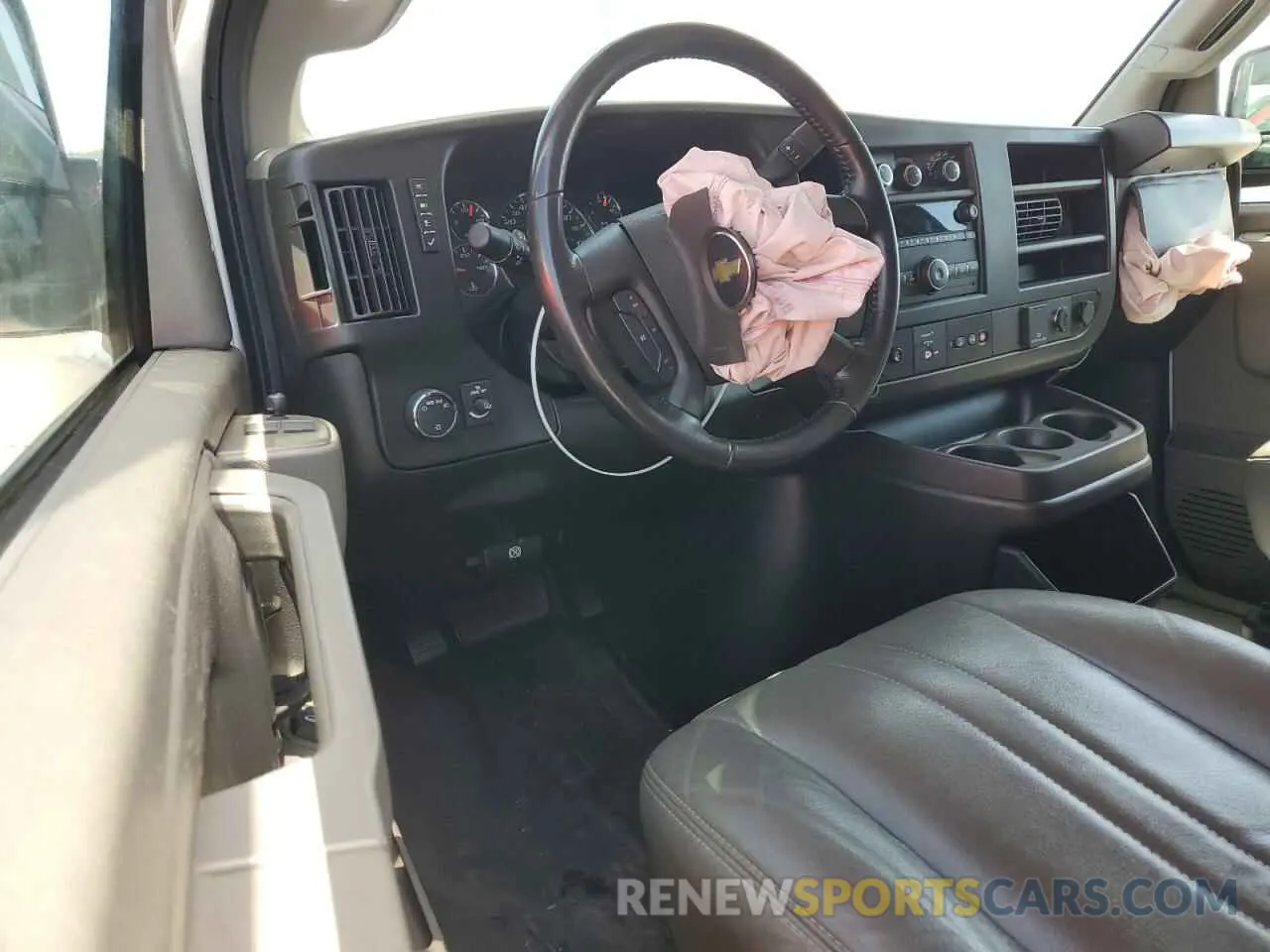 8 fotografías del automóvil dañado 1GAZGNFP2N1283743 CHEVROLET EXPRESS 2022