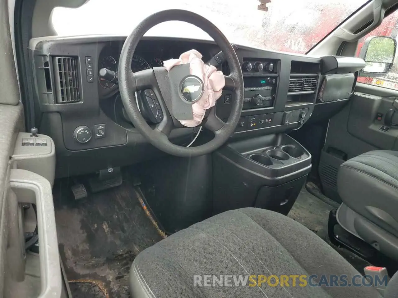 8 fotografías del automóvil dañado 1GCWGAFP1N1177920 CHEVROLET EXPRESS 2022