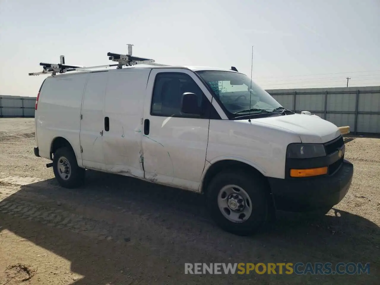 4 fotografías del automóvil dañado 1GCWGAFP0P1232439 CHEVROLET EXPRESS 2023