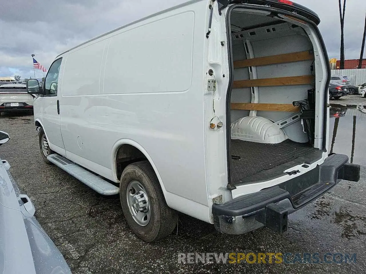 2 fotografías del automóvil dañado 1GCWGAFP3P1178778 CHEVROLET EXPRESS 2023