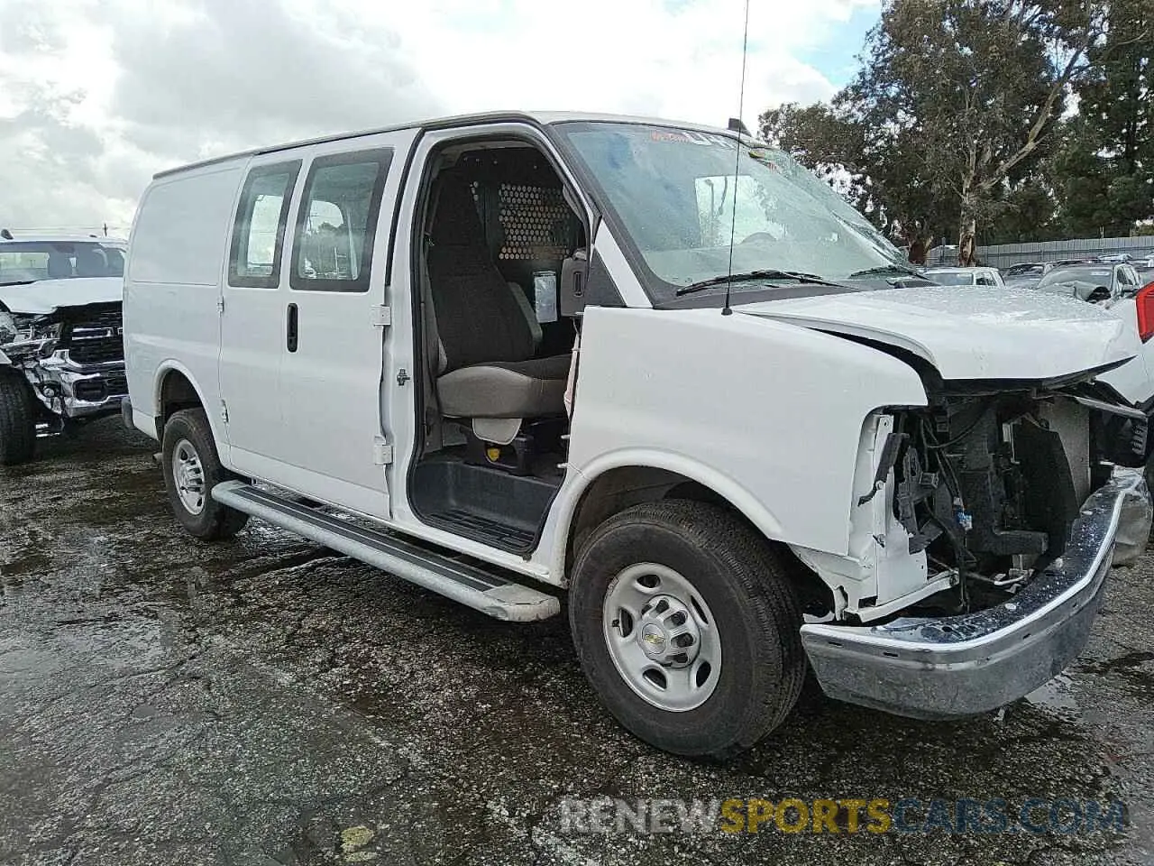 4 fotografías del automóvil dañado 1GCWGAFP3P1178778 CHEVROLET EXPRESS 2023